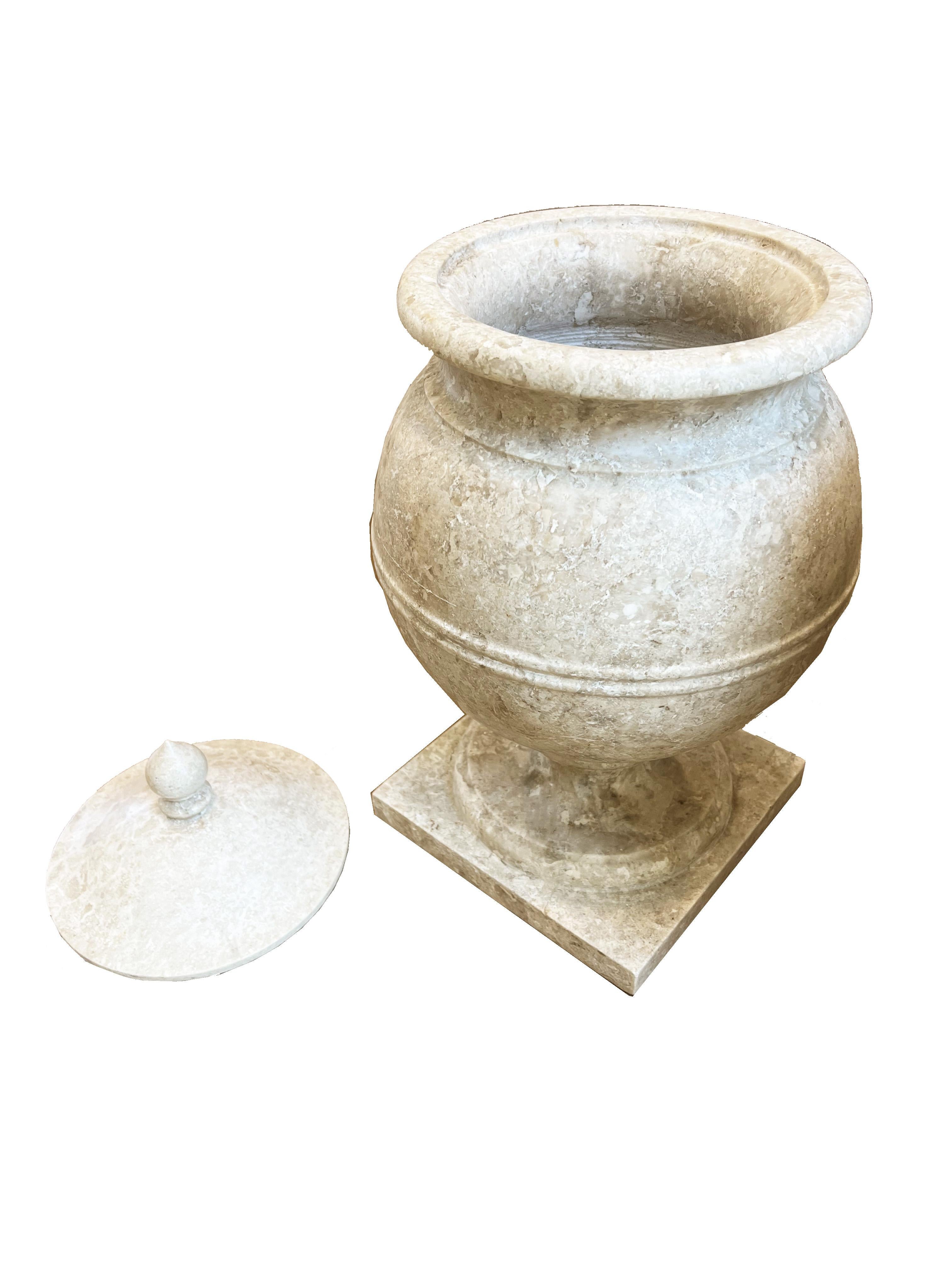 Paar Urnen aus Marmor im Zustand „Gut“ im Angebot in Scottsdale, AZ