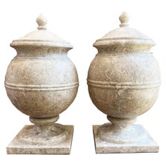 Paire d'urnes en marbre