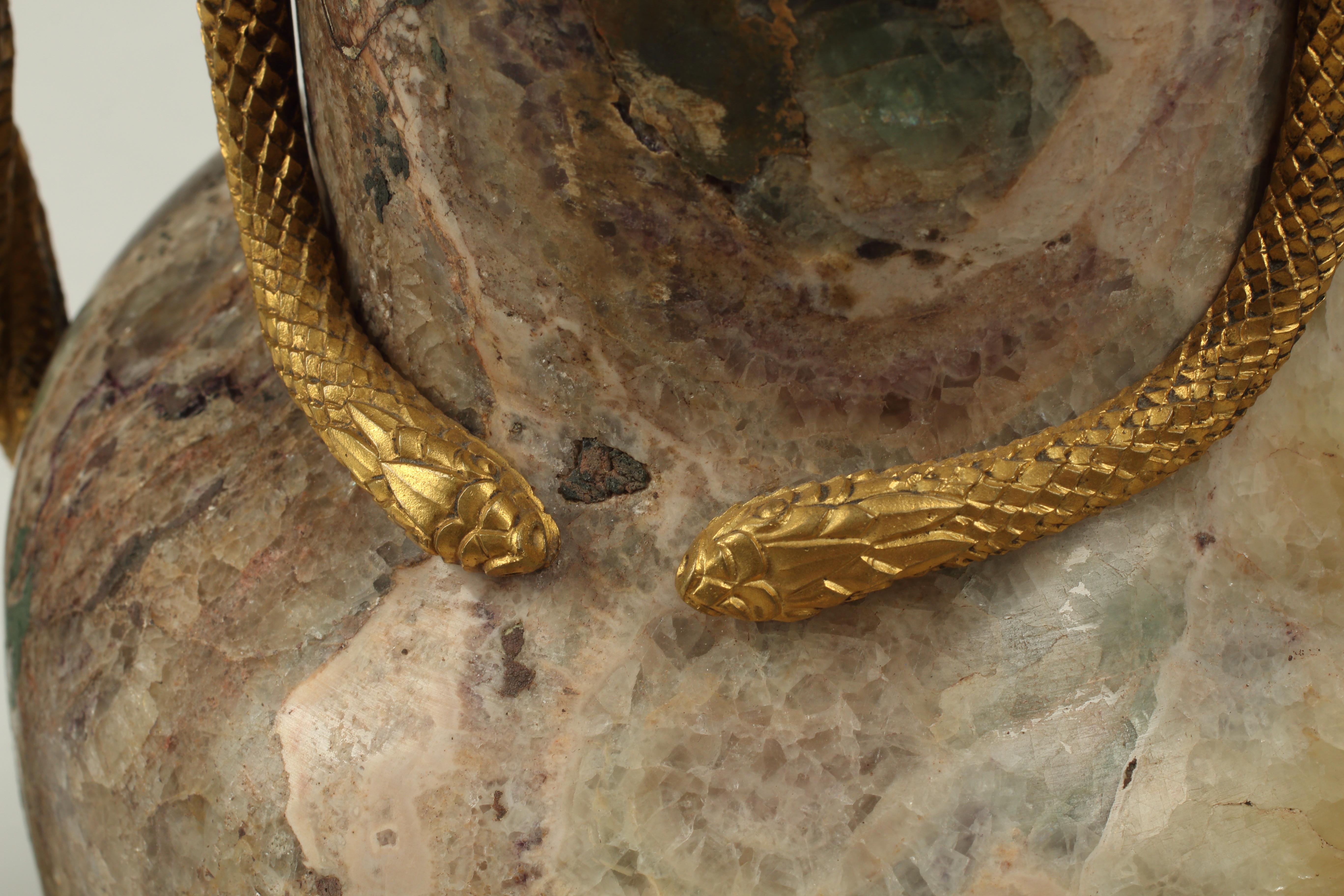 Una coppia di urne in marmo incredibilmente rare con montature in bronzo ormeggiato che sarebbero un'aggiunta straordinaria a qualsiasi ambiente interno. Realizzate in un unico marmo multicolore, queste urne sono scolpite in una classica forma ad