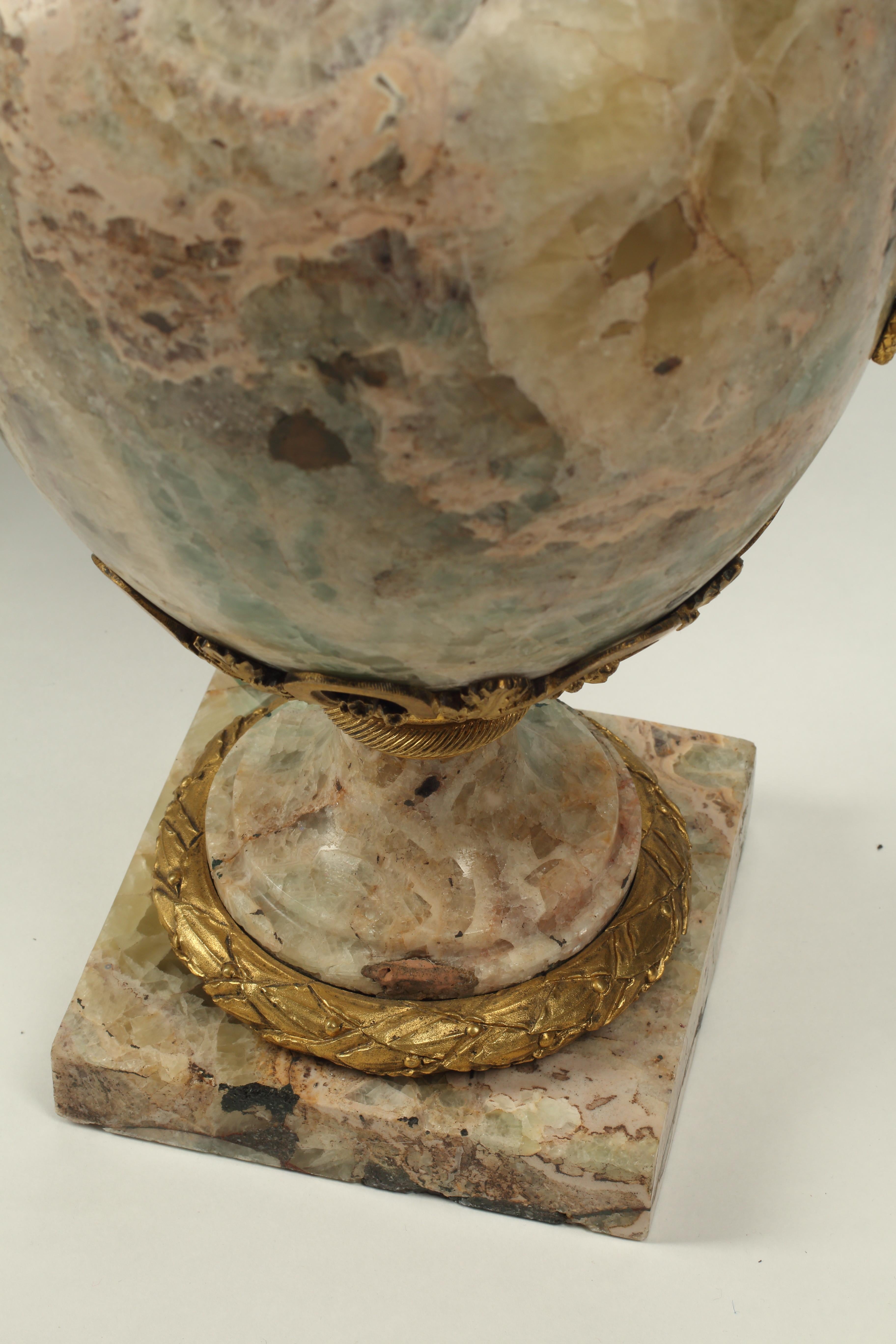 Francese Coppia di urne in marmo con supporti in bronzo ormolato, Francia, inizio XIX secolo in vendita