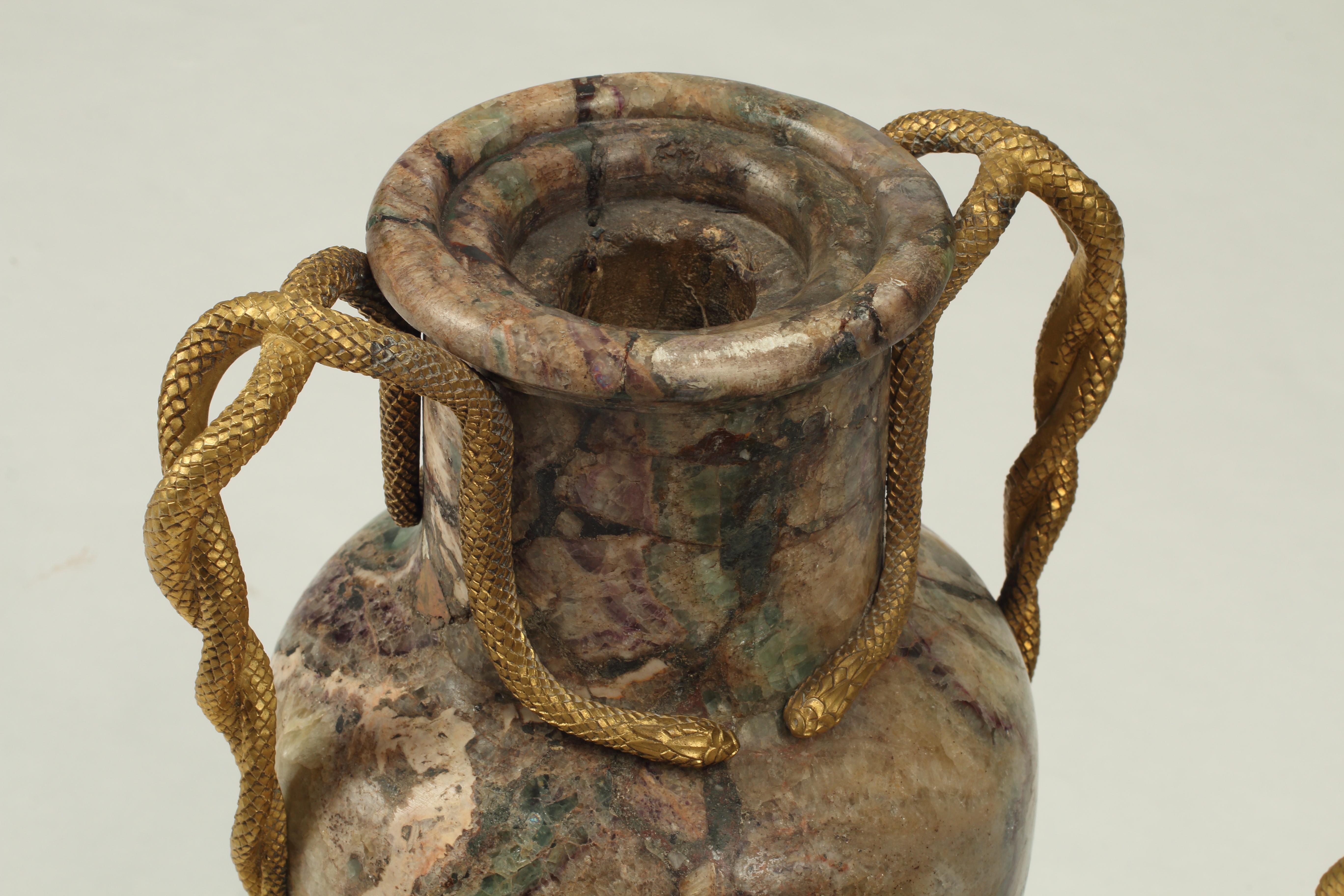 Bronzo Coppia di urne in marmo con supporti in bronzo ormolato, Francia, inizio XIX secolo in vendita