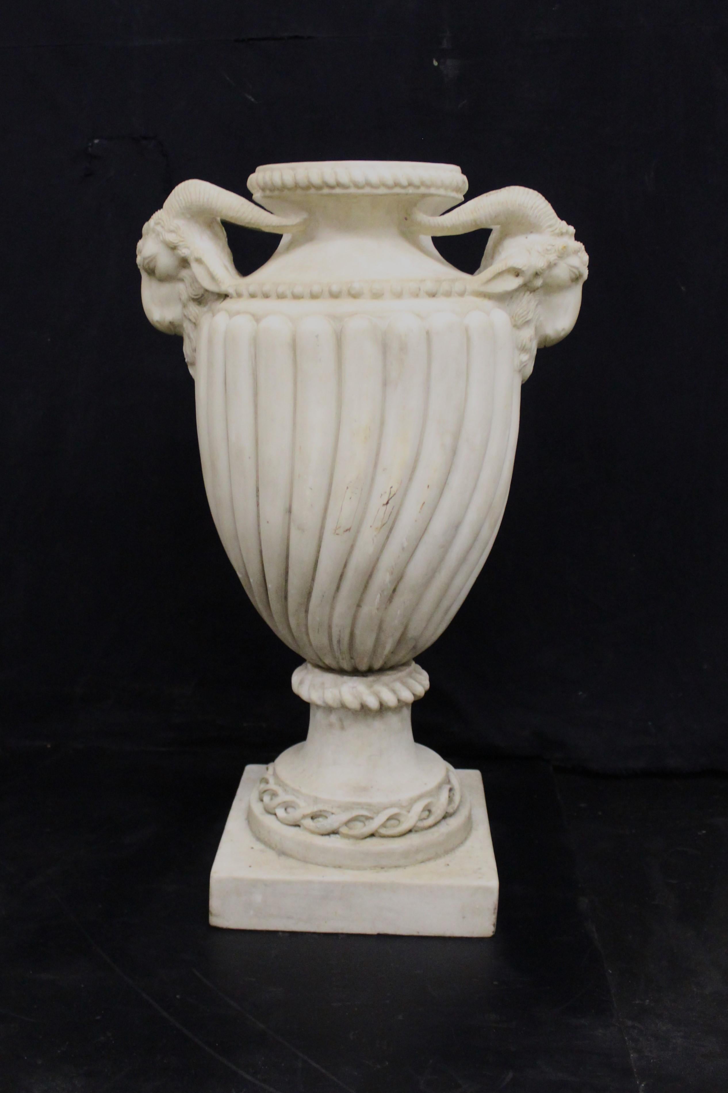 Italiano Coppia di vasi in marmo H. 78 cm in vendita