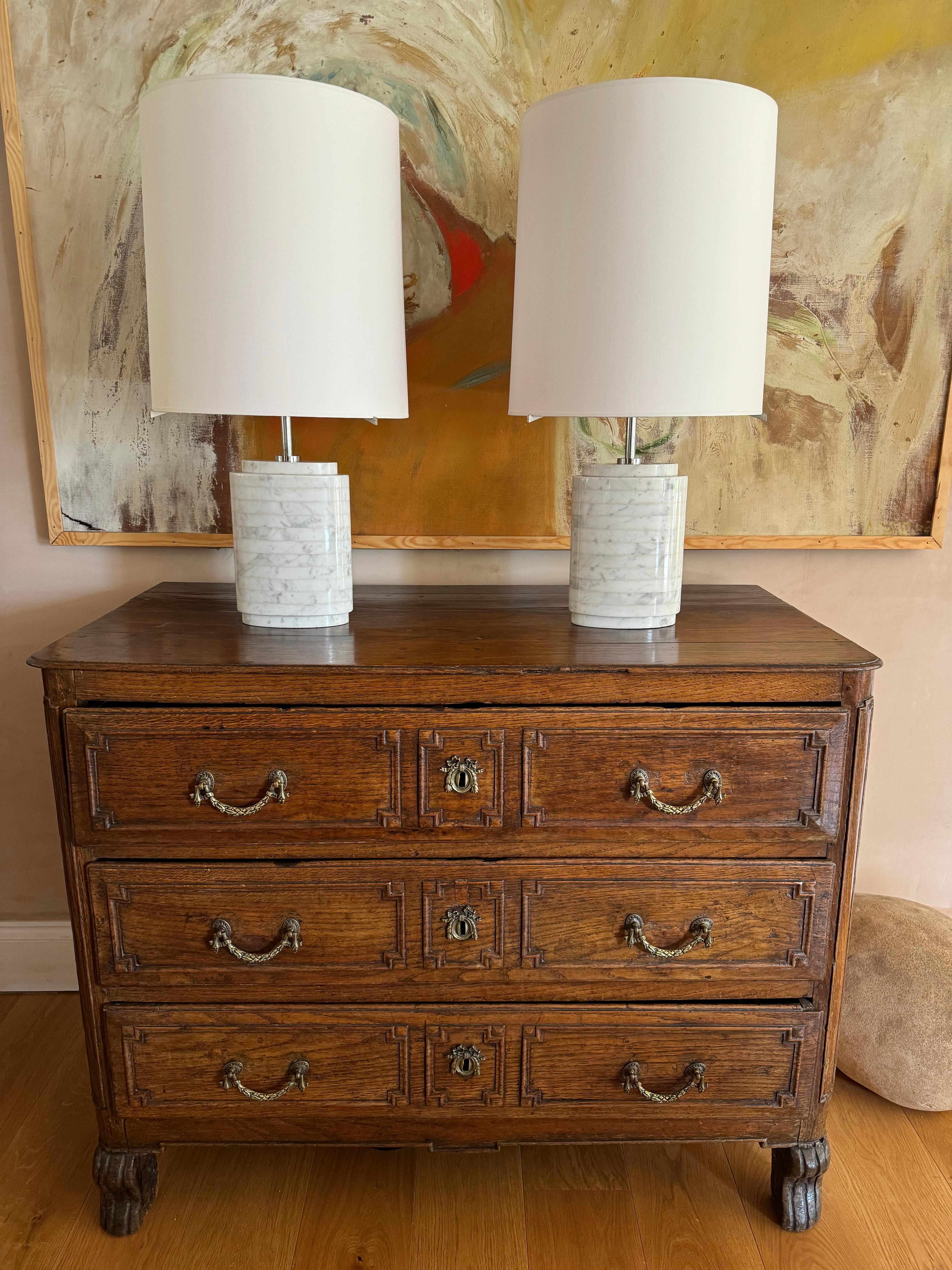 Une belle paire de lampes de table Vera Fabre en marbre avec des abat-jours en carton sur mesure.