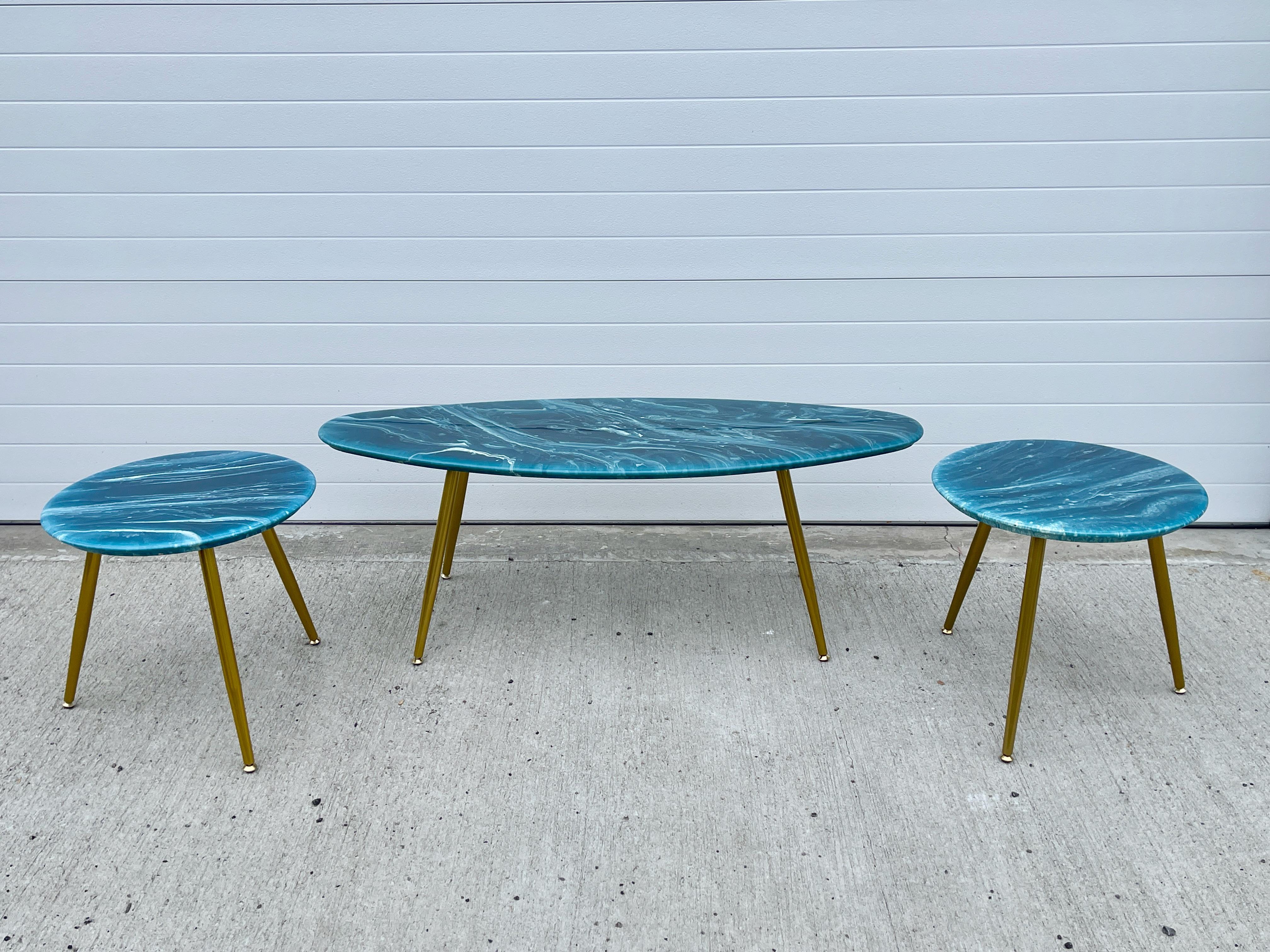 Paire de tables d'appoint rondes artisanales en marbre en vente 2