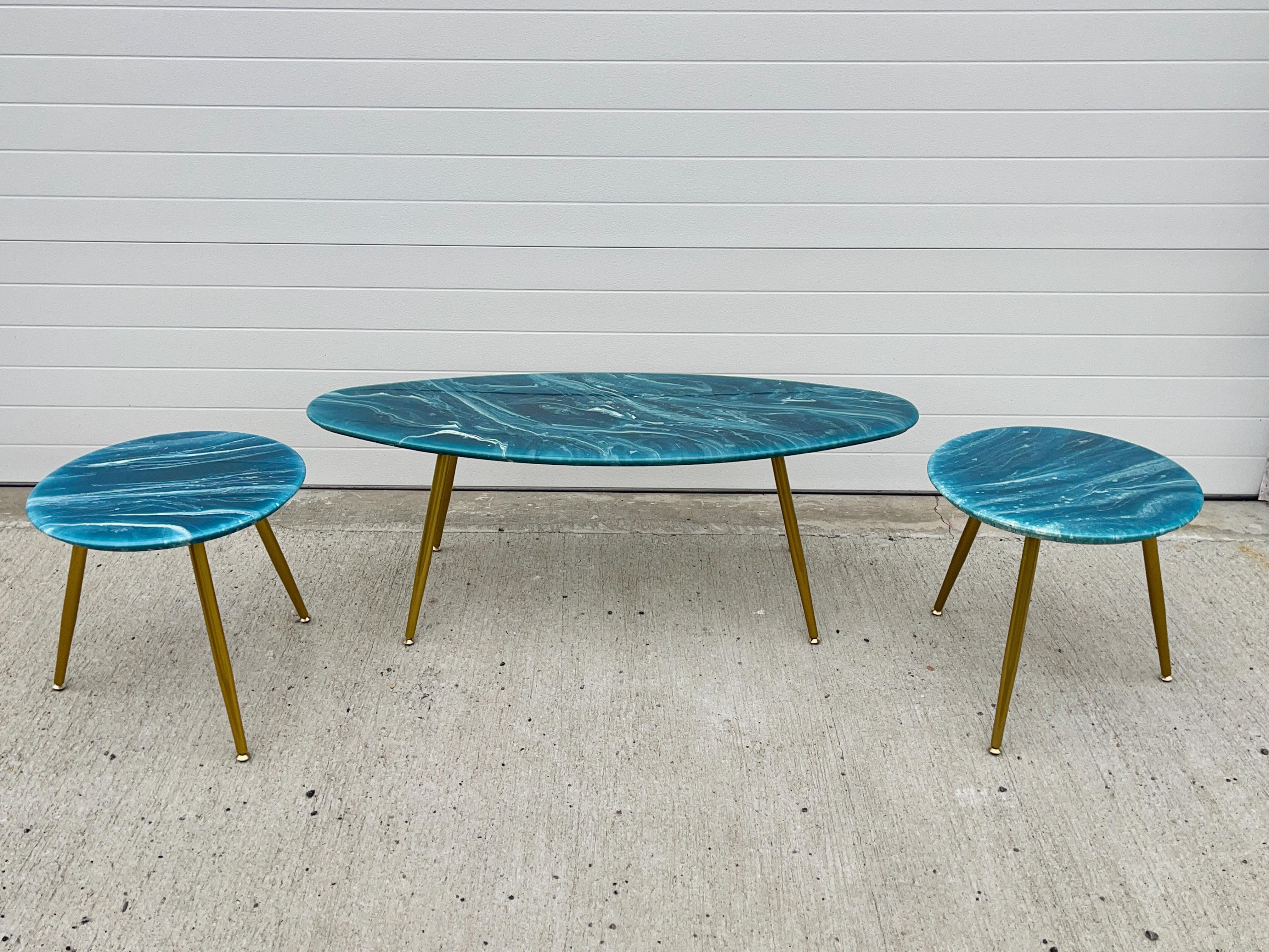 Paire de tables d'appoint rondes artisanales en marbre en vente 3