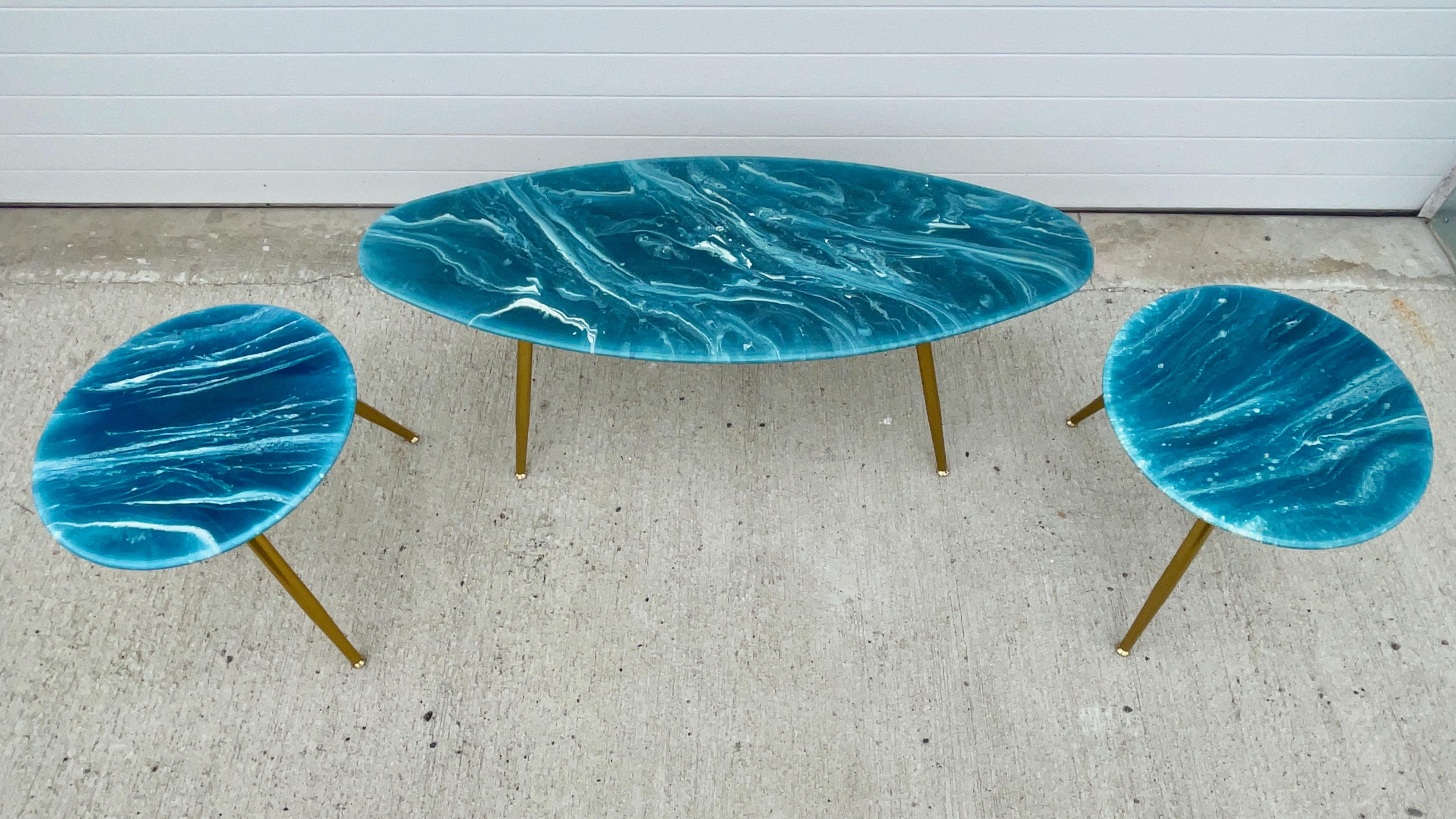 Paire de tables d'appoint rondes artisanales en marbre en vente 4