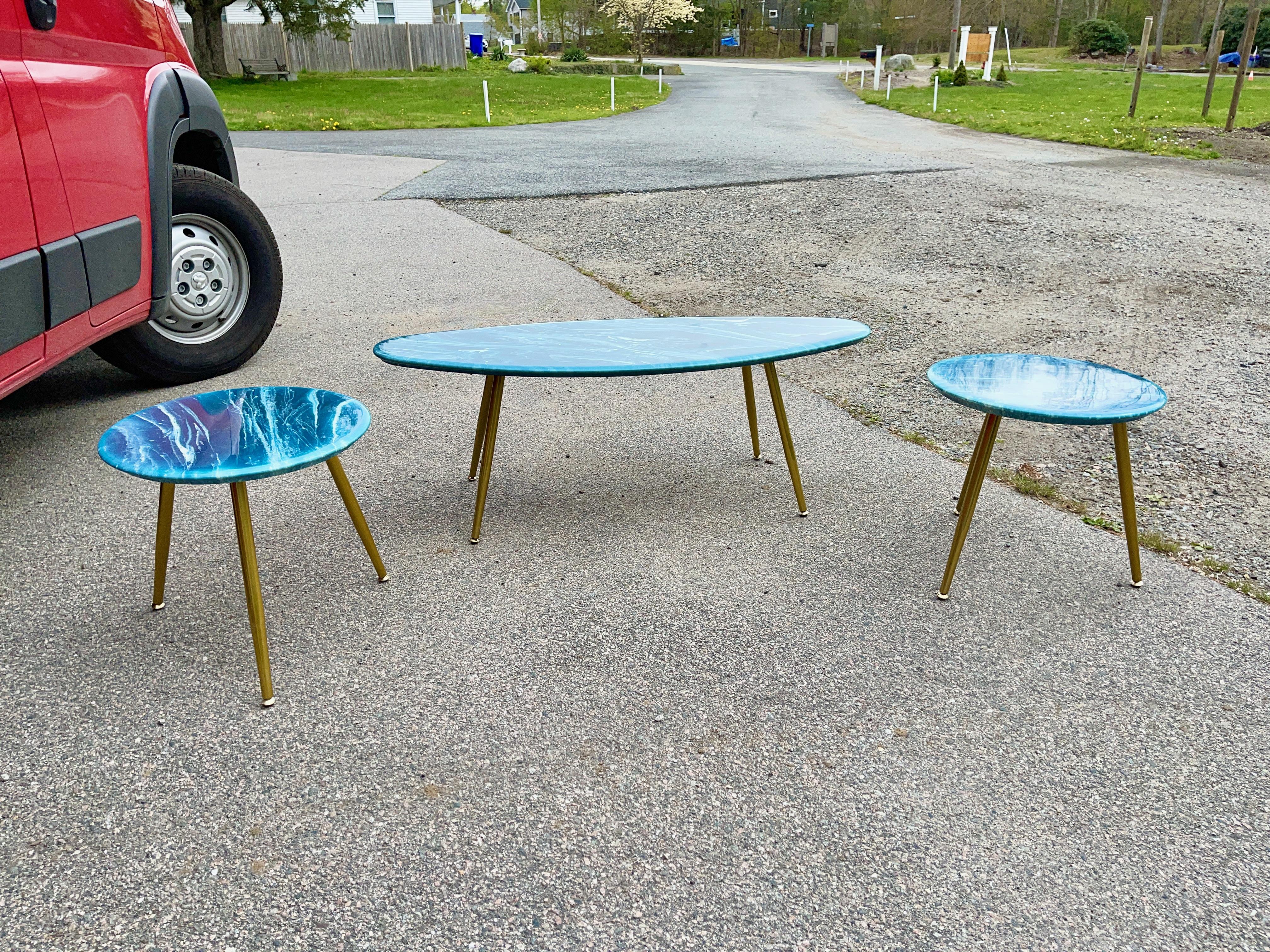 Paire de tables d'appoint rondes artisanales en marbre en vente 7