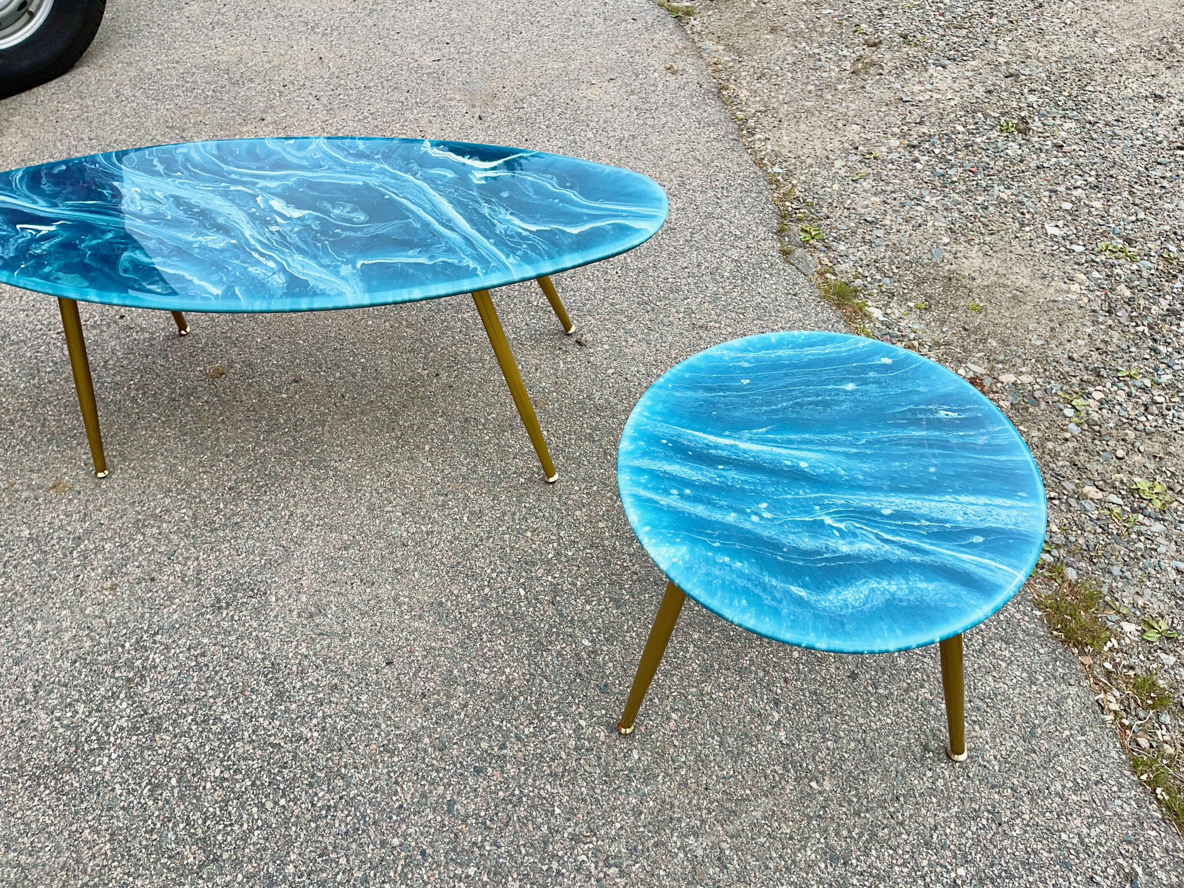 Paire de tables d'appoint rondes artisanales en marbre en vente 8