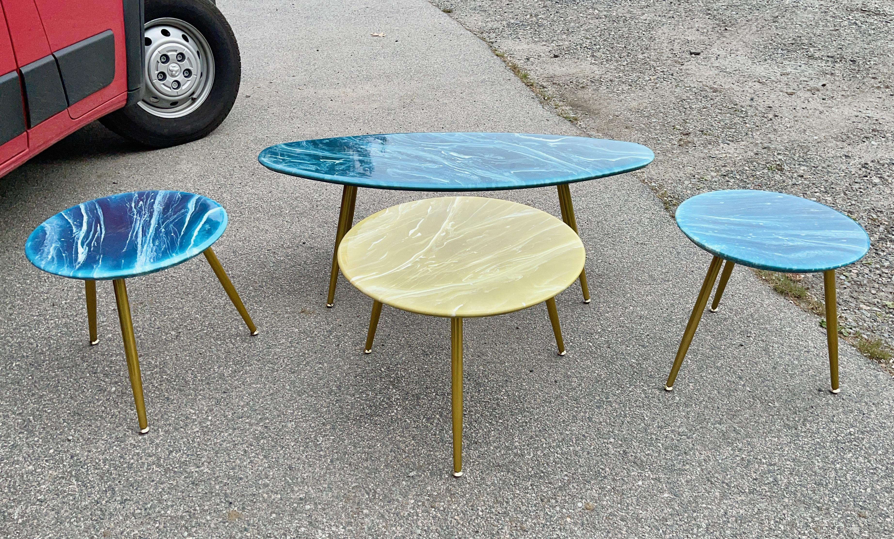 Paire de tables d'appoint rondes artisanales en marbre en vente 10