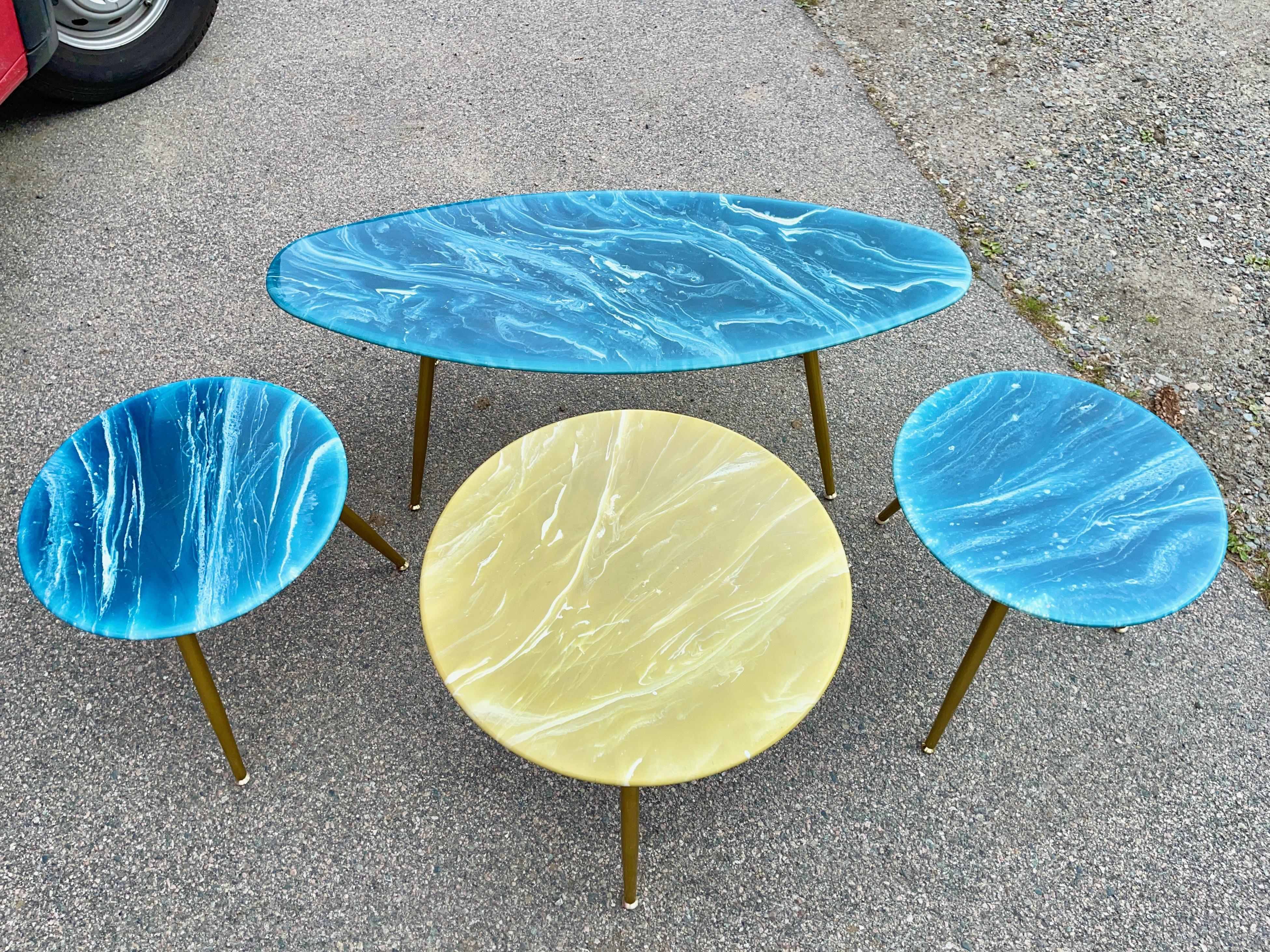 Paire de tables d'appoint rondes artisanales en marbre en vente 11