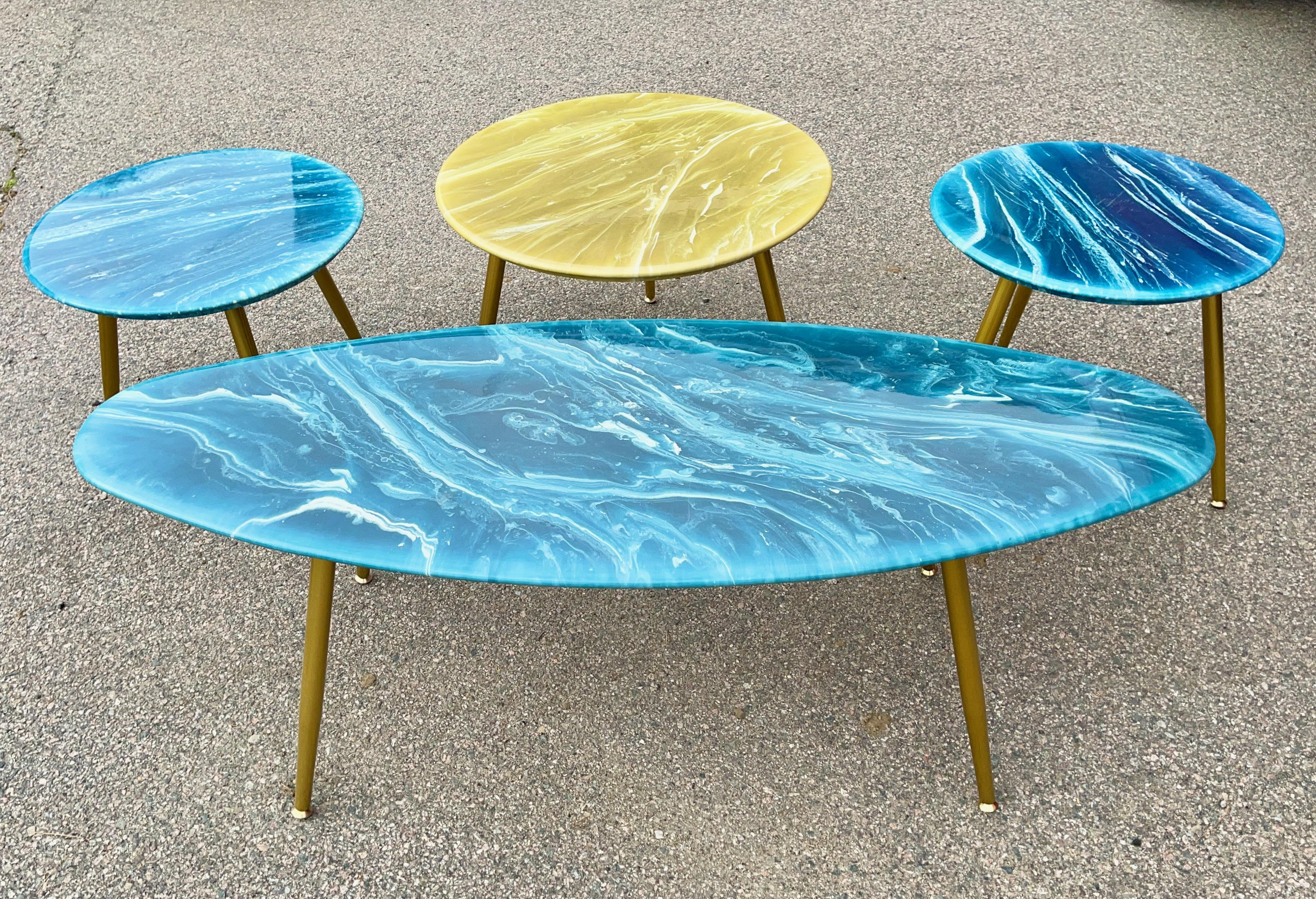 Paire de tables d'appoint rondes artisanales en marbre en vente 12