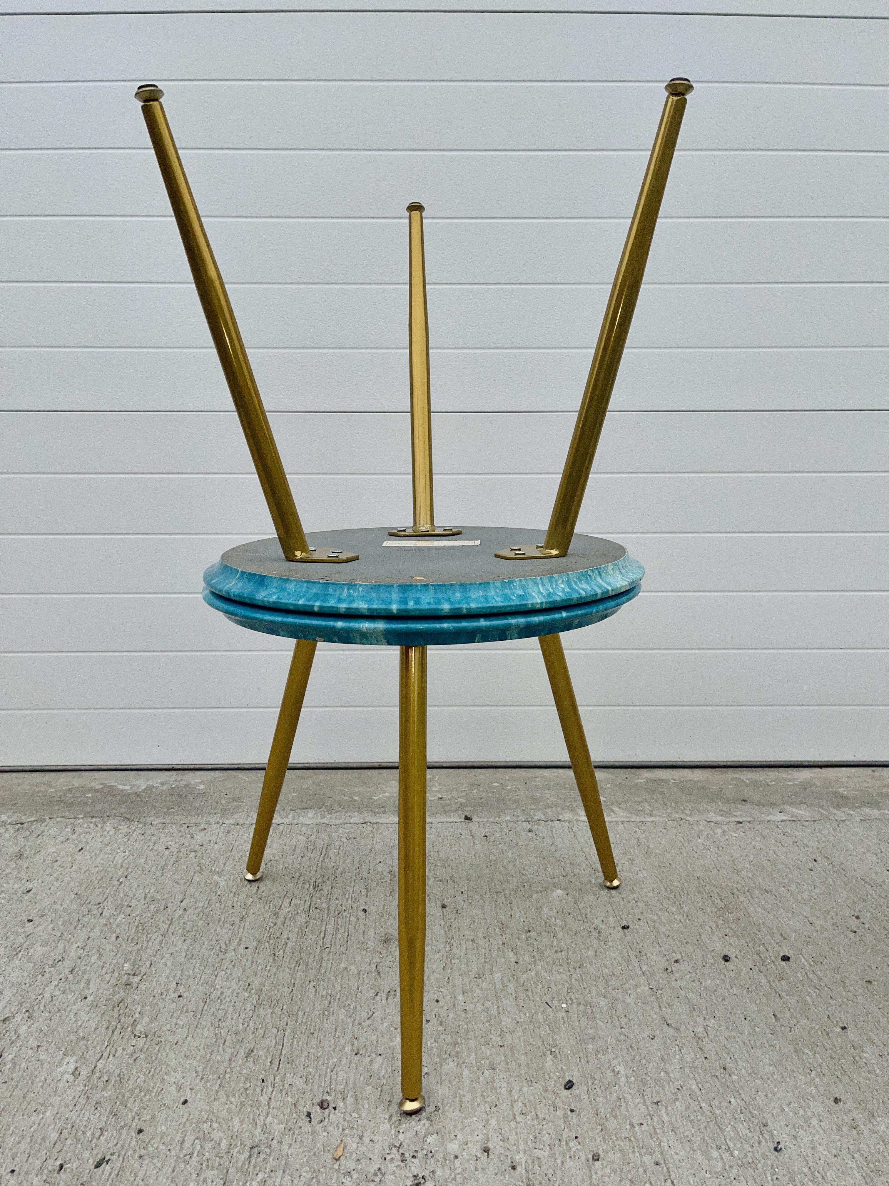 Plaqué Paire de tables d'appoint rondes artisanales en marbre en vente