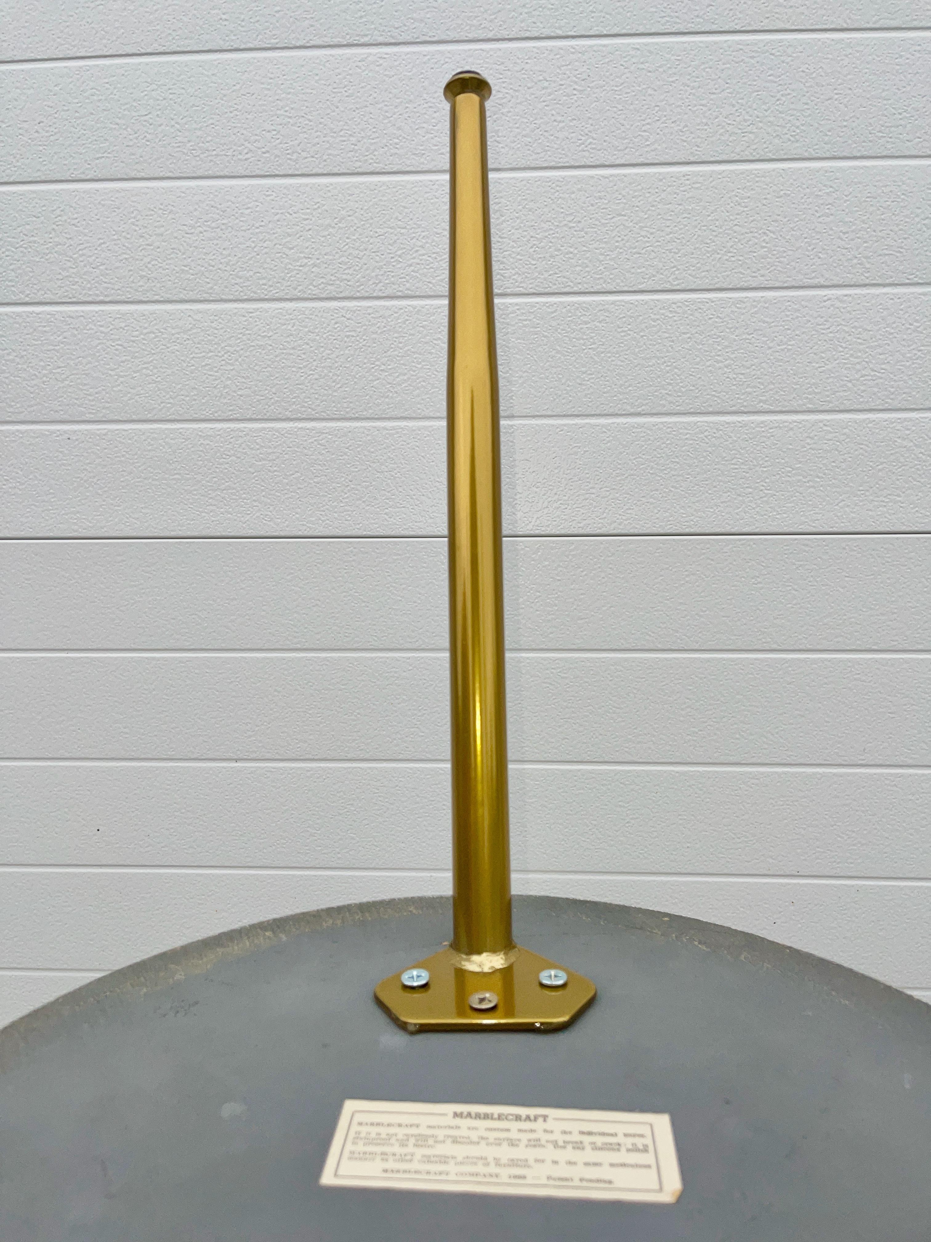 Laiton Paire de tables d'appoint rondes artisanales en marbre en vente