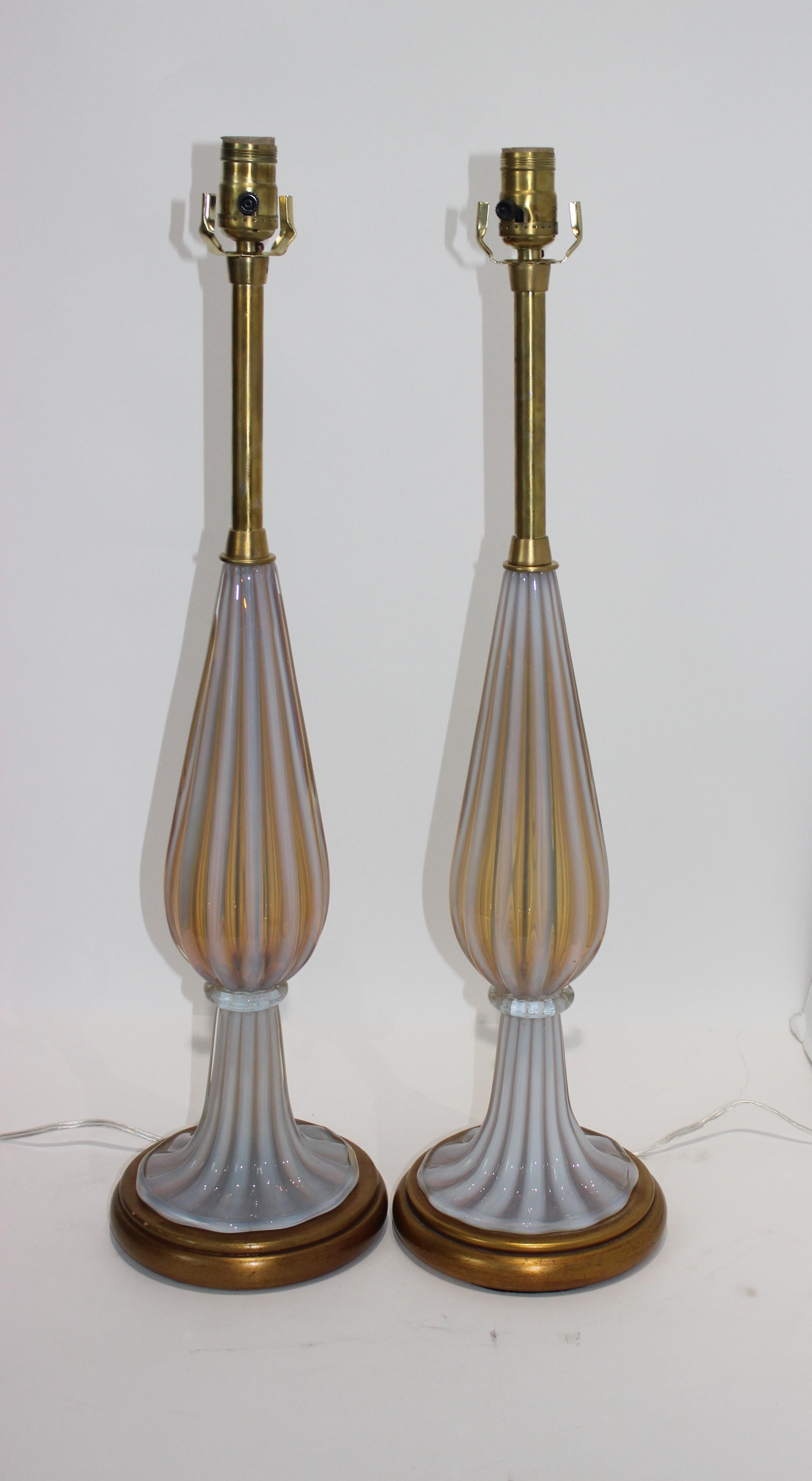 Cette élégante paire de lampes de table Marbro a été créée par Seguso (verre de Murano) pour la Marbro Lamp Company et elle date des années 1960.  La paire a été recâblée et de nouvelles prises ont été installées.  

Note :  La hauteur au sommet de
