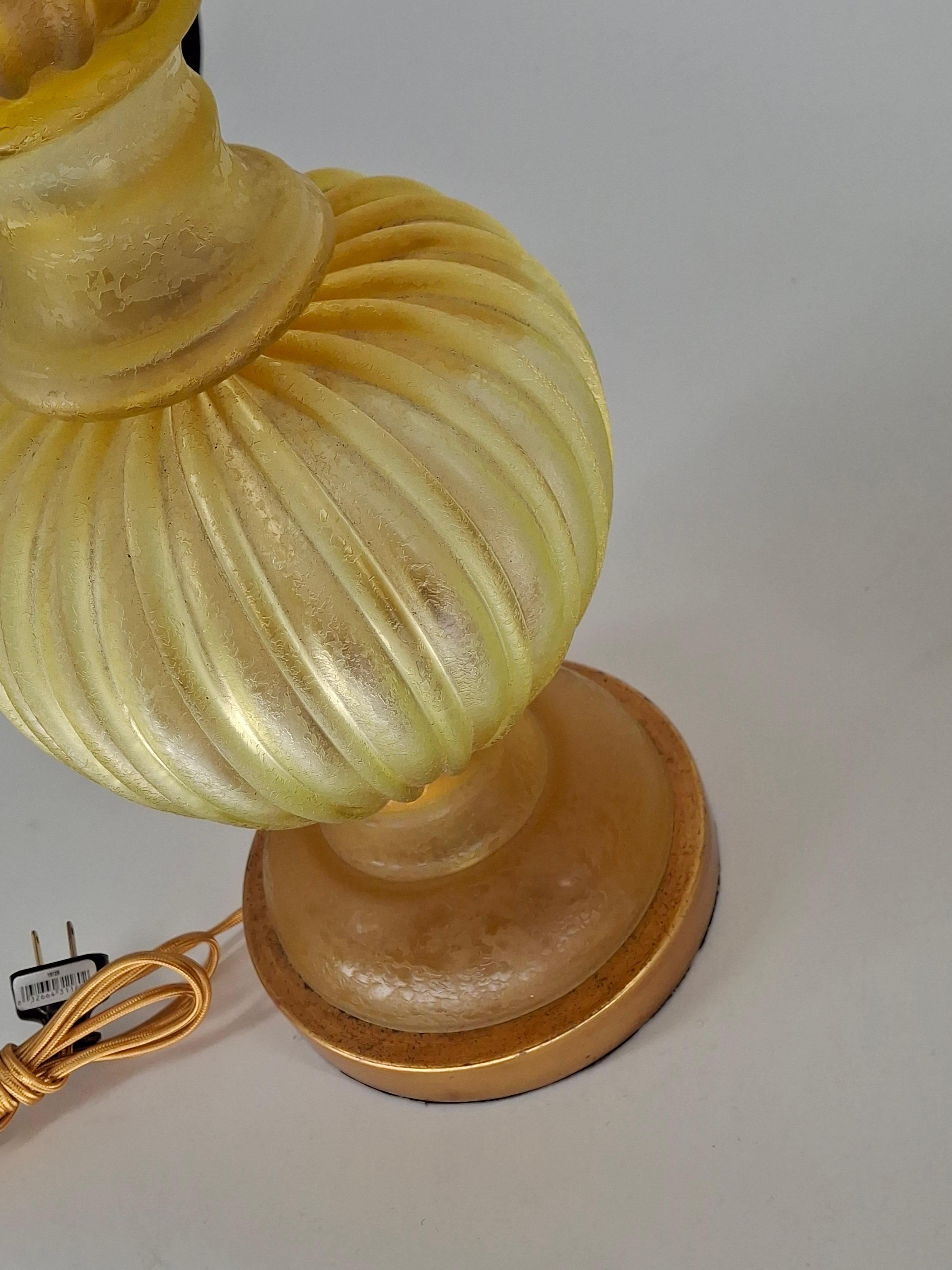 Paire de lampes de table Marbro Seguso Murano circa 1960

Fantastique paire de lampes de table vintage, Murano, Italie.

Dans des tons variés de jaune et d'ambre (jaune miel acidulé), ces lampes ont une finition corroso (corrodée), où la surface du