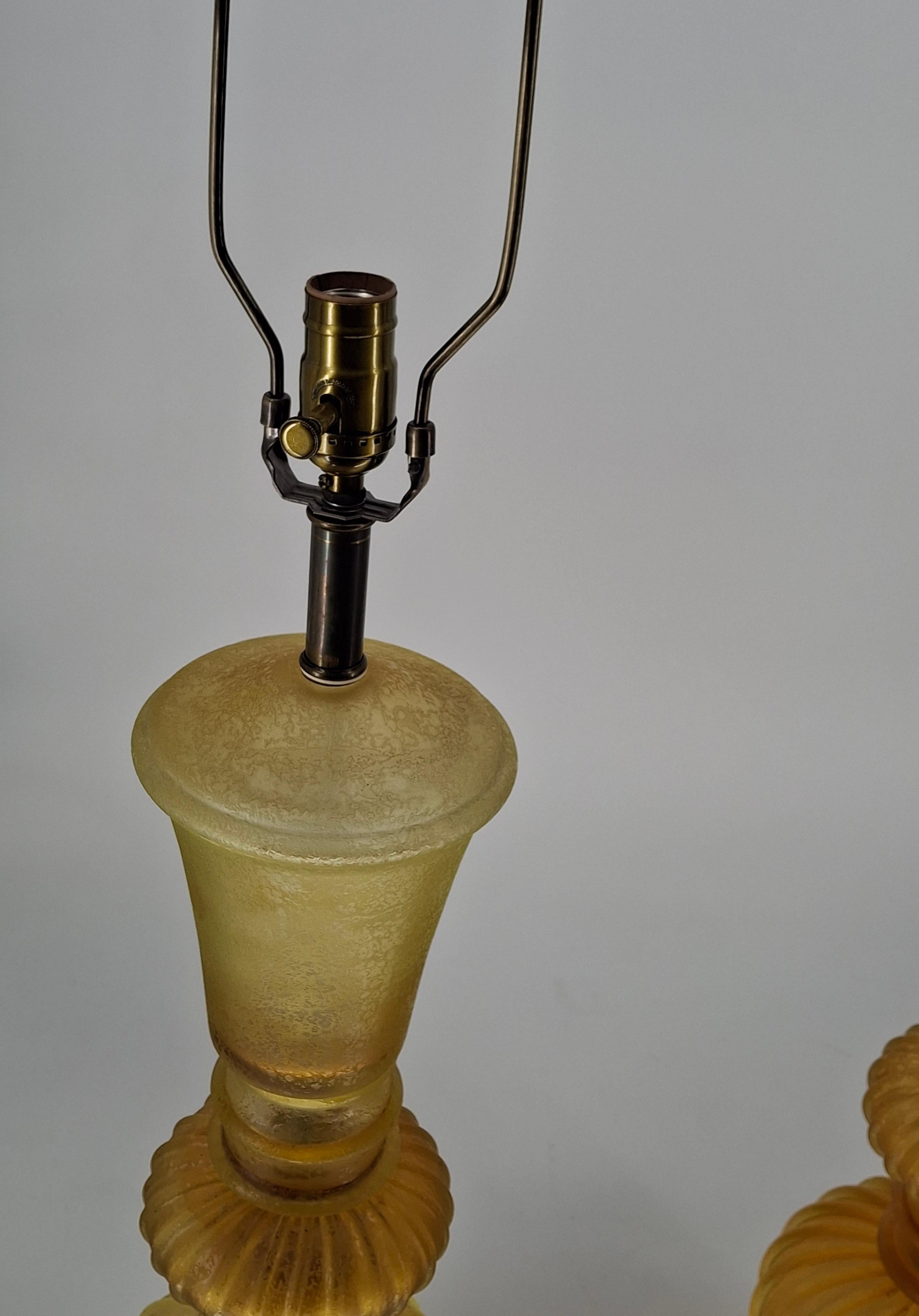 Mid-Century Modern Paire de lampes de table en verre ambré 