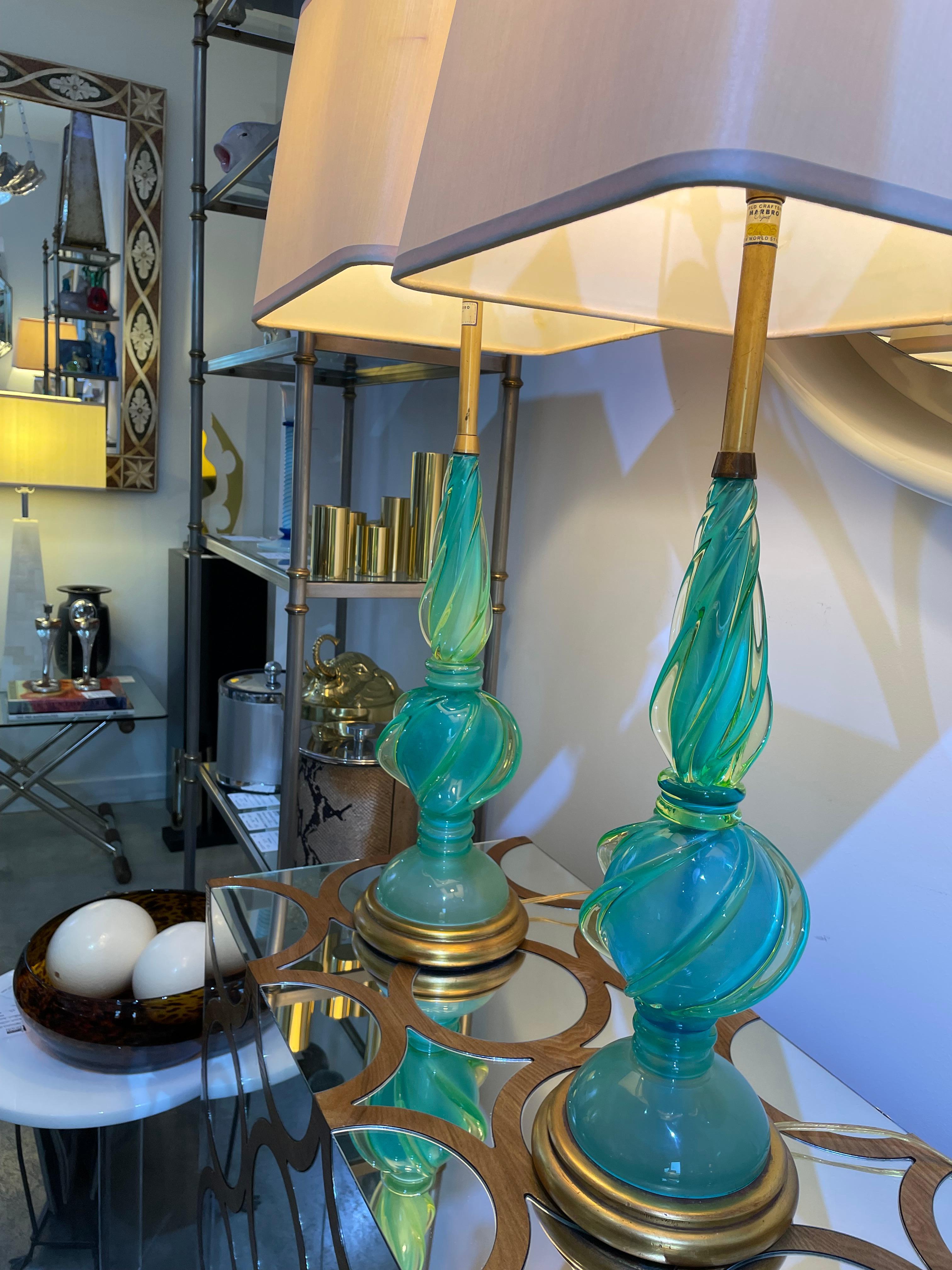 Dieses stilvolle und schicke Paar Muano Uranium-Glastischlampen wurde von Seguso für die Marbro Lamp Company entworfen und stammt aus den 1960er Jahren.

Hinweis: Die Lampenschirme sind nicht im Lieferumfang enthalten und dienen nur der