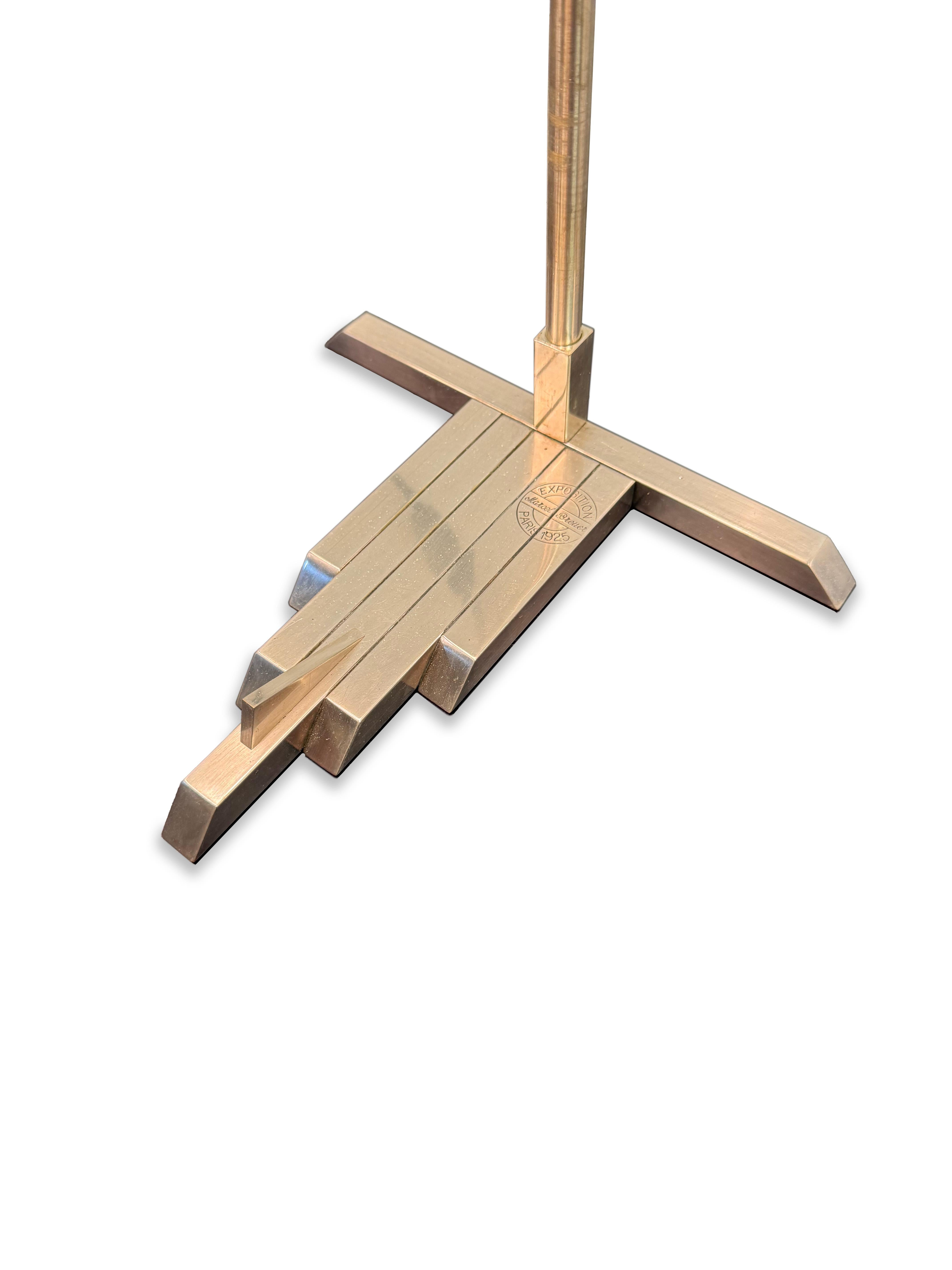 Scharf und raffiniert, mit linearen Formen und einem glänzenden Chrom-Finish, werden diese Vintage-Tischlampen im Bauhaus-Stil Ihren Geist und Ihren Schreibtisch erhellen! 

Außergewöhnlich gut erhalten.
Für Sicherheitsvorkehrungen neu