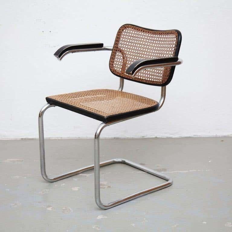 Chaises, modèle Cesca, conçues par Marcel Breuer.
Fabriqué en Italie vers 1960 par le fabricant Gavina.

Cadre en tube métallique, structure de l'assise et du dossier en bois et rotin.

En bon état d'origine, avec une usure mineure conforme à