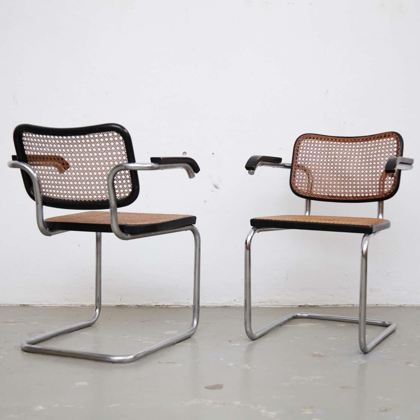 Paire de chaises, modèle Cesca, conçues par Marcel Breuer.
Fabriqué en Italie vers 1960 par le fabricant Gavina.

Cadre en tube métallique, structure de l'assise et du dossier en bois et rotin.

En bon état d'origine, avec une usure mineure conforme