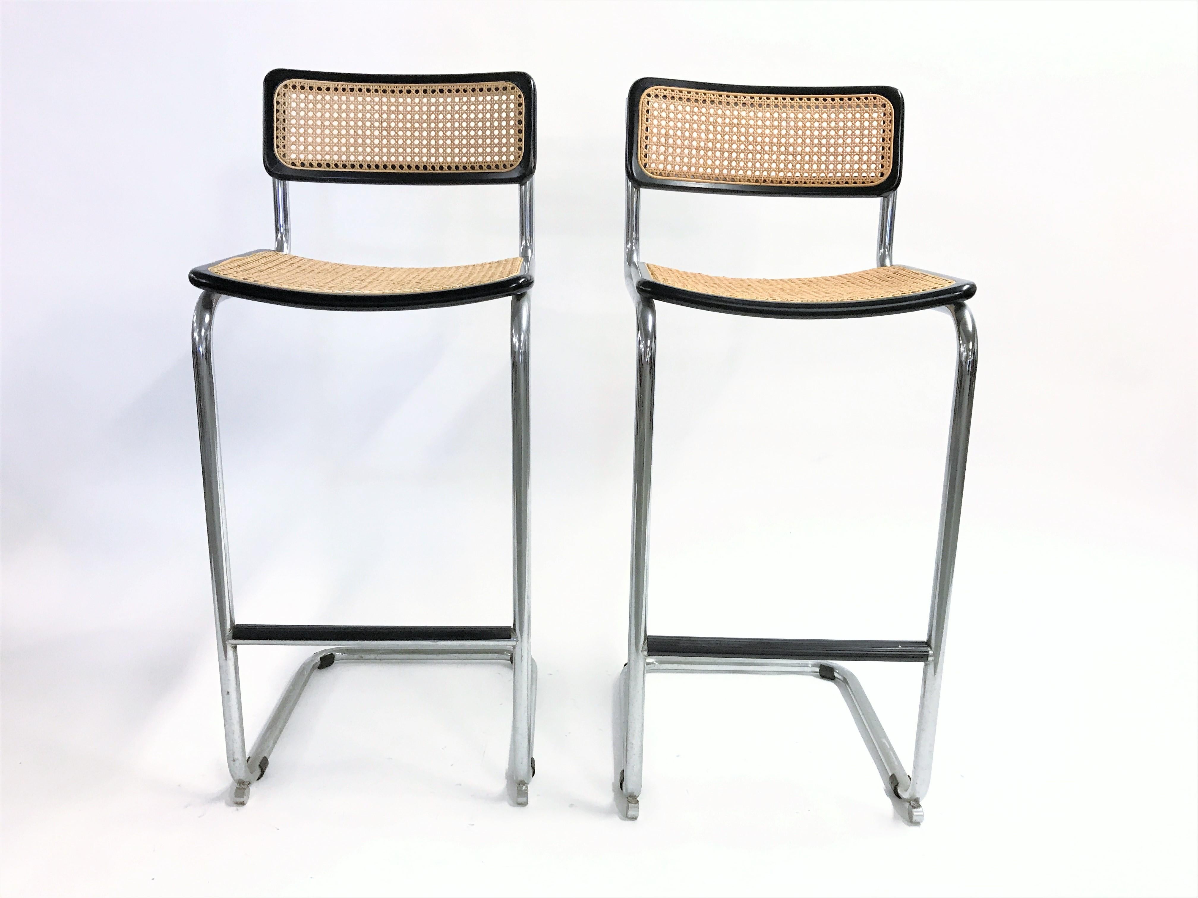 Set of 2 Marcel Breuer Bauhaus design bar stools.

Tubular chrome frame, cane seats and black lacquered wood.

Very good condition.

Dimensions:
Width 43.0 cm
Height 99.0 cm
Depth 34.0 cm
Seat Height 70 cm.

    


Price is for the