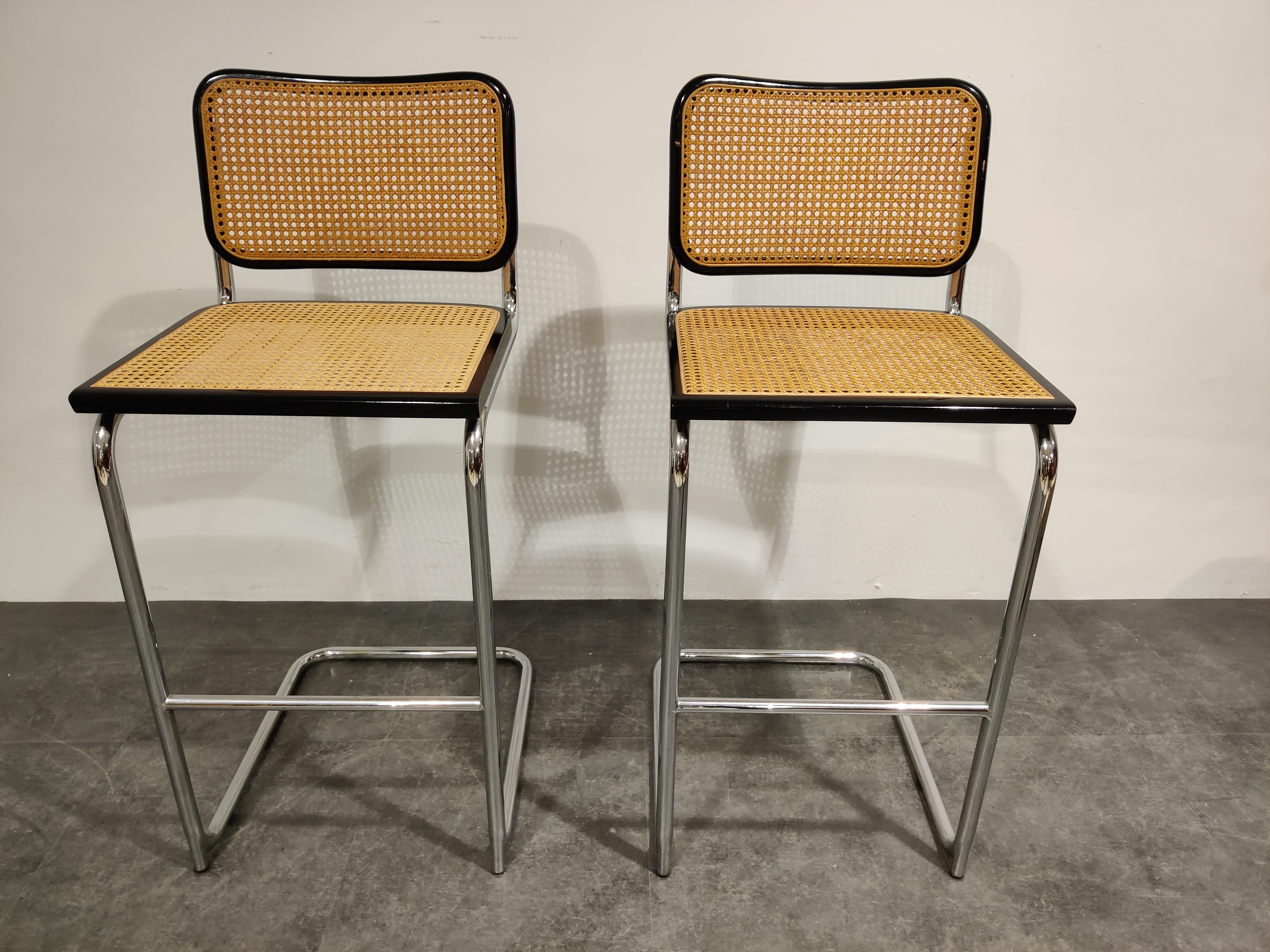 Set of 2 Marcel Breuer Bauhaus design bar stools.

Tubular chrome frame, cane seats and black lacquered wood.

Good condition.

Dimensions:
Height 110cm/43.30