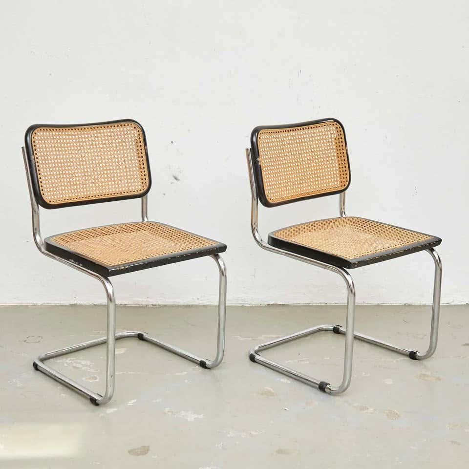 Satz von zwei Stühlen, Modell Cesca, entworfen von Marcel Breuer um 1960, Hersteller unbekannt.
Gestell aus Metallrohr, Sitz und Rückenlehne aus Holz und Rattan.

In gutem Zustand, mit leichten alters- und gebrauchsbedingten