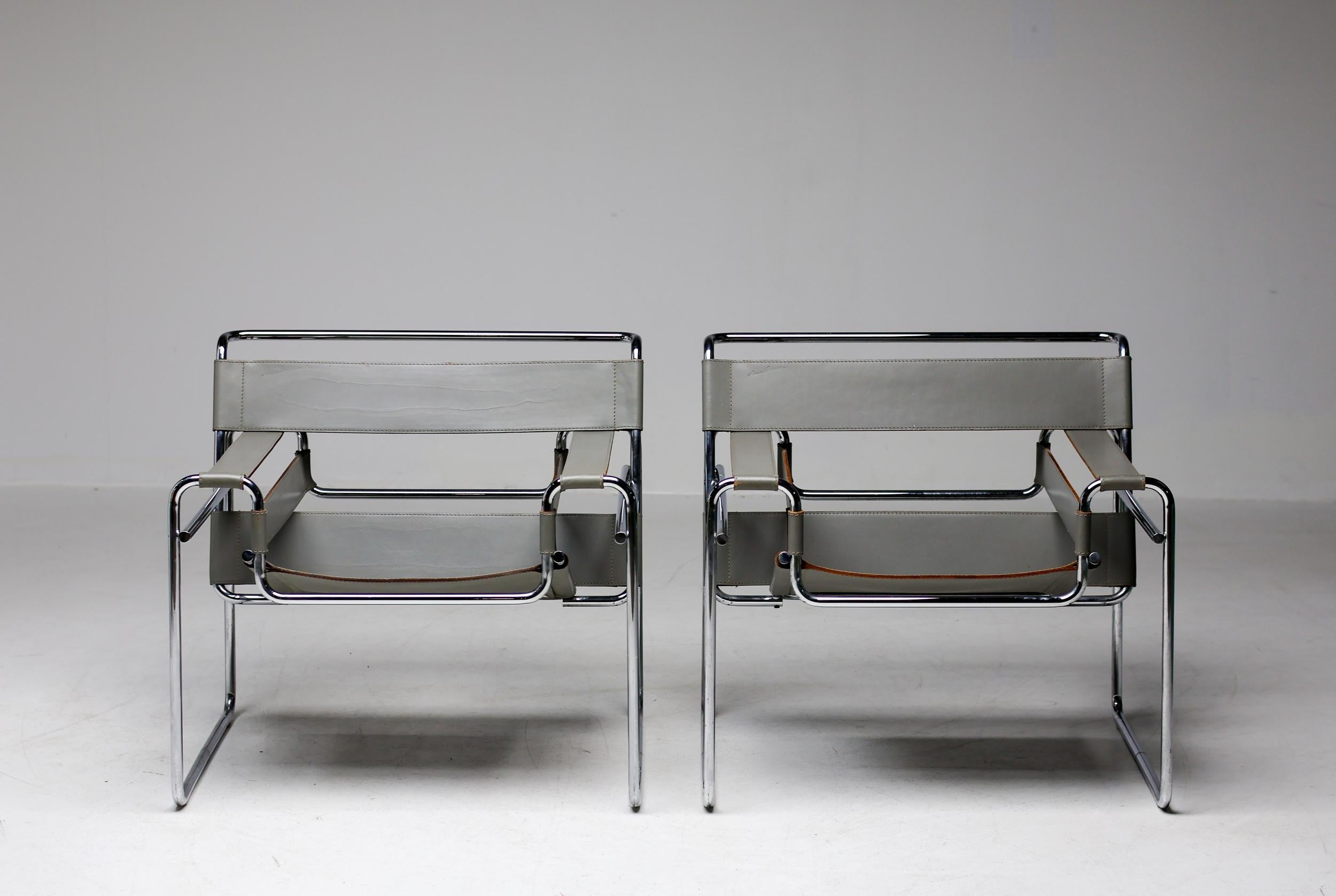 Paire de fauteuils Wassily en cuir gris Marcel Breuer par Gavina, 1960, signé 3