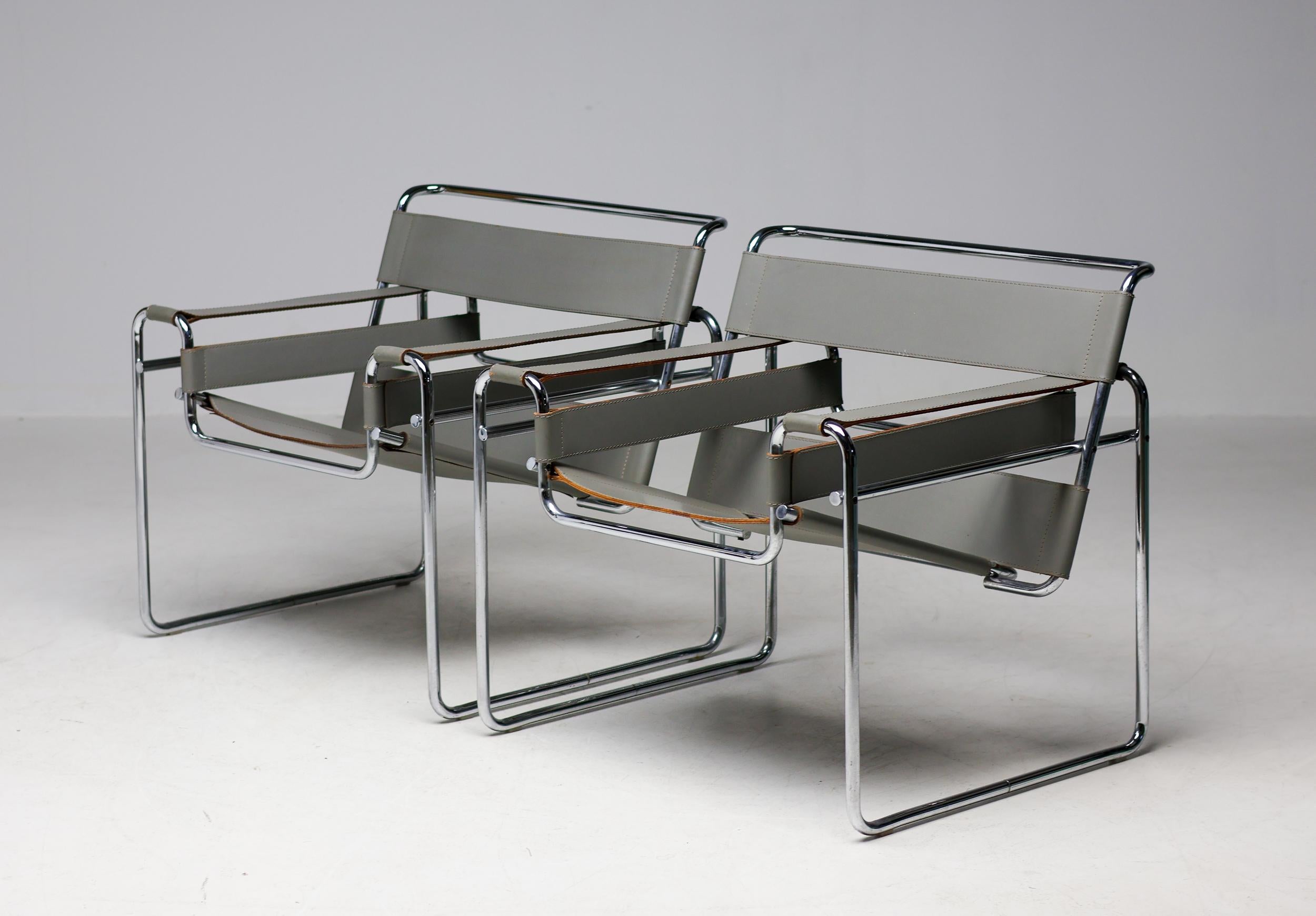 Paire de fauteuils Wassily en cuir gris Marcel Breuer par Gavina, 1960, signé 5