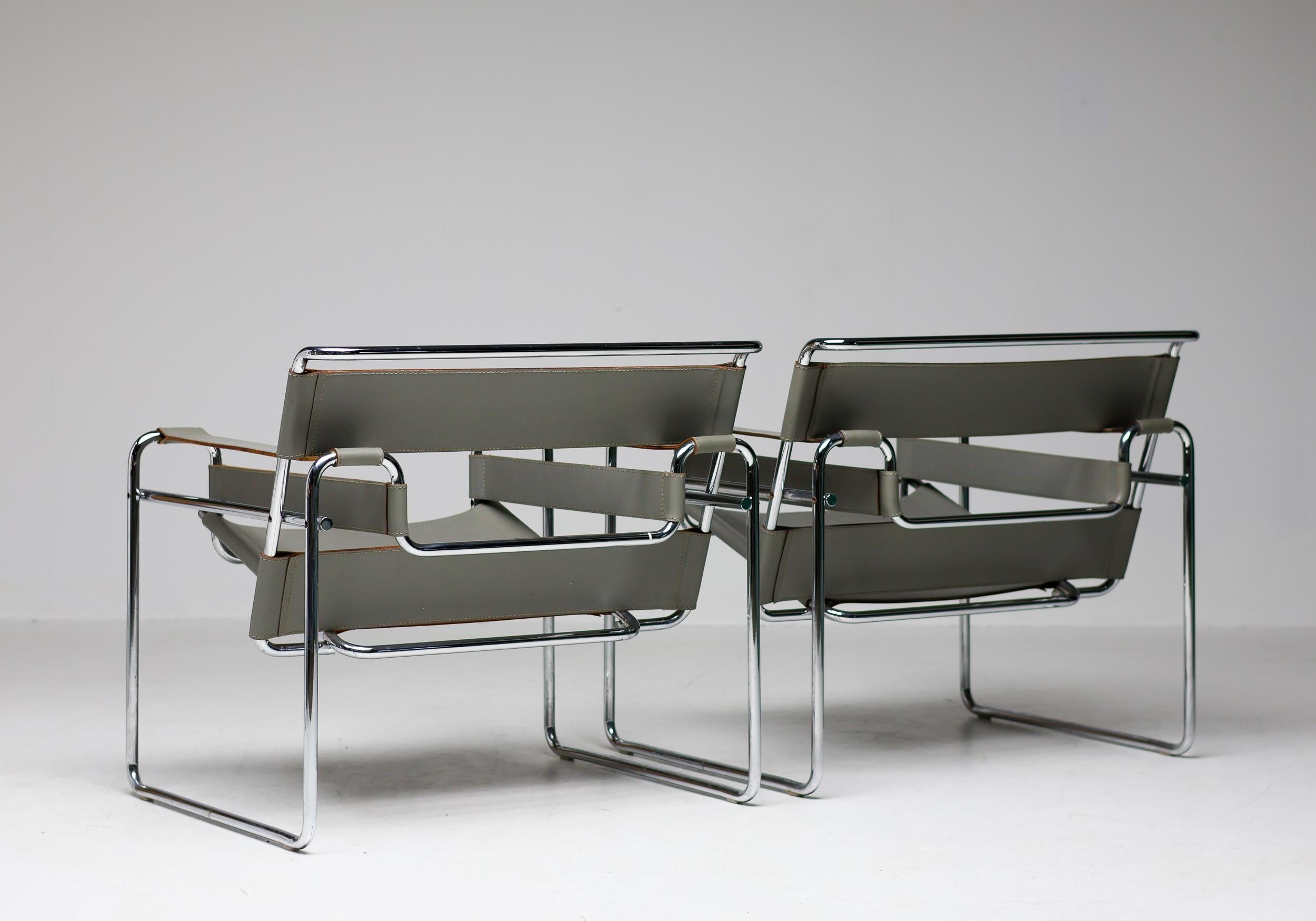 Pair of Marcel Breuer Grey Leather Wassily Armchairs by Gavina, 1960, Signed In Good Condition In Dronten, NL