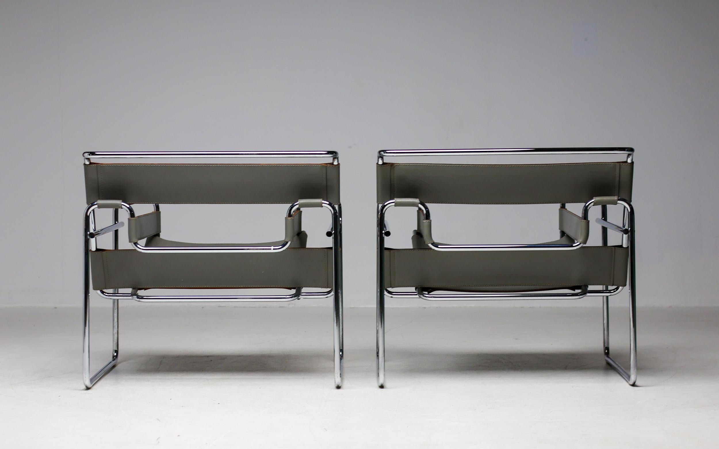 Paire de fauteuils Wassily en cuir gris Marcel Breuer par Gavina, 1960, signé 1