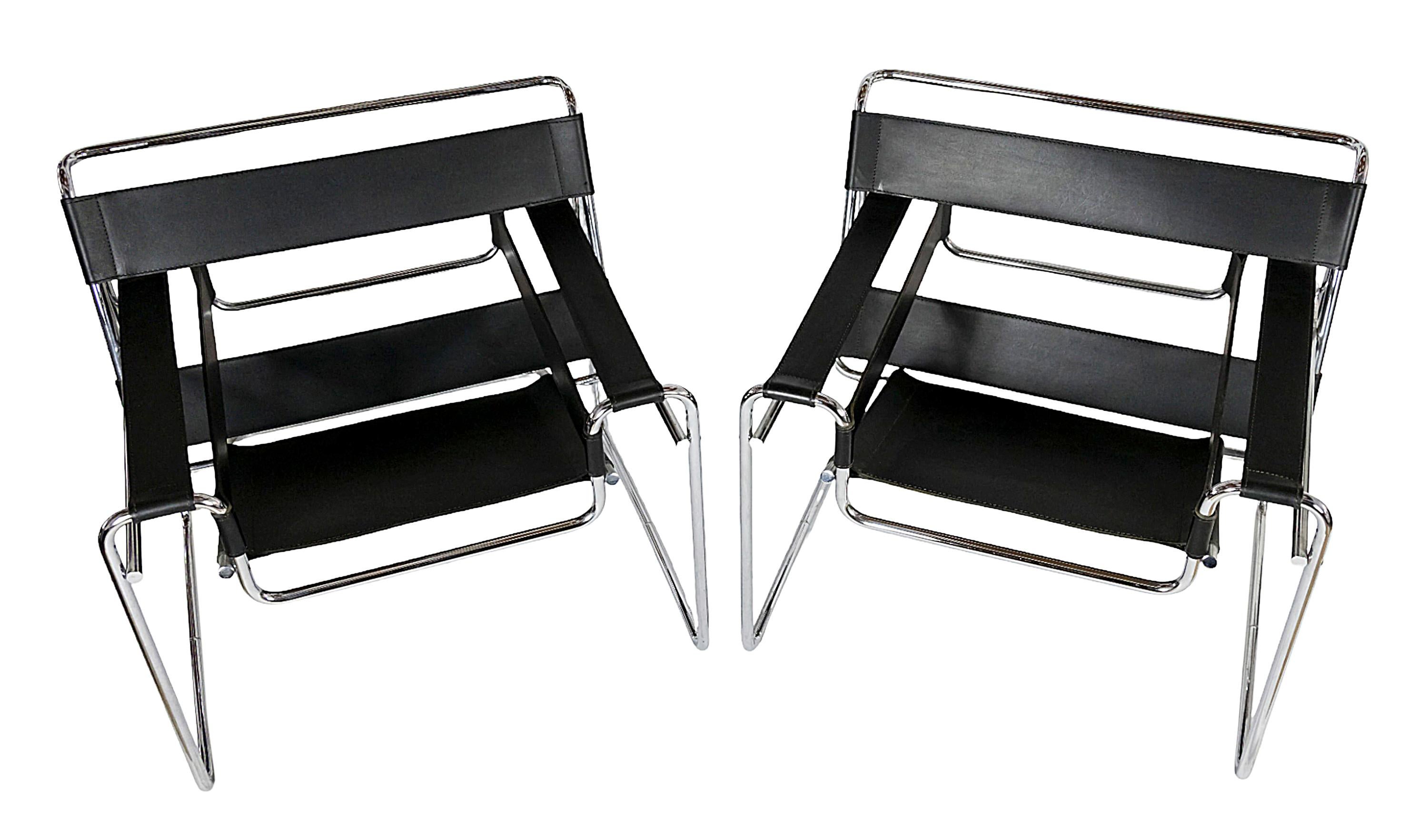Pair of Wassily lounge chairs designed by Marcel Breuer, circa 1925.
Manufacture date 2003 by Knoll Studio.
Stamped Knoll Studio on the frame and labeled.
In black leather, chromed steel tube frame.
Very good vintage condition. Some scratches on the