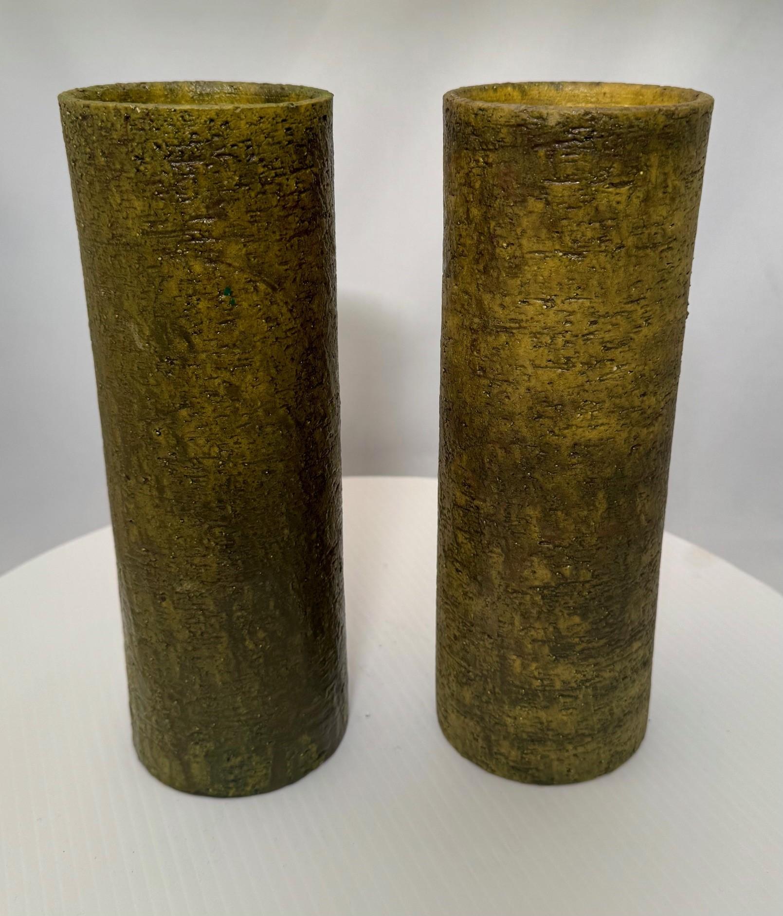 Coppia di vasi cilindrici in Greene & Greene Fantoni, anni '60, marchi dipinti Fantoni / ITALIA in bianco. Questa coppia è molto simile alla  Il modo brutalista in voga all'epoca. La finitura è  Il colore verde intenso e screziato enfatizza la