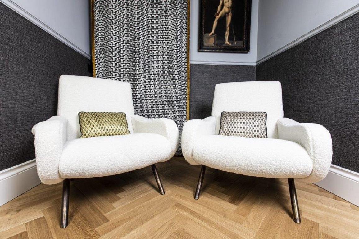 Zwei Sessel von Marco Zanuso mit originaler Struktur und dickem weißem Wollstoff.
 