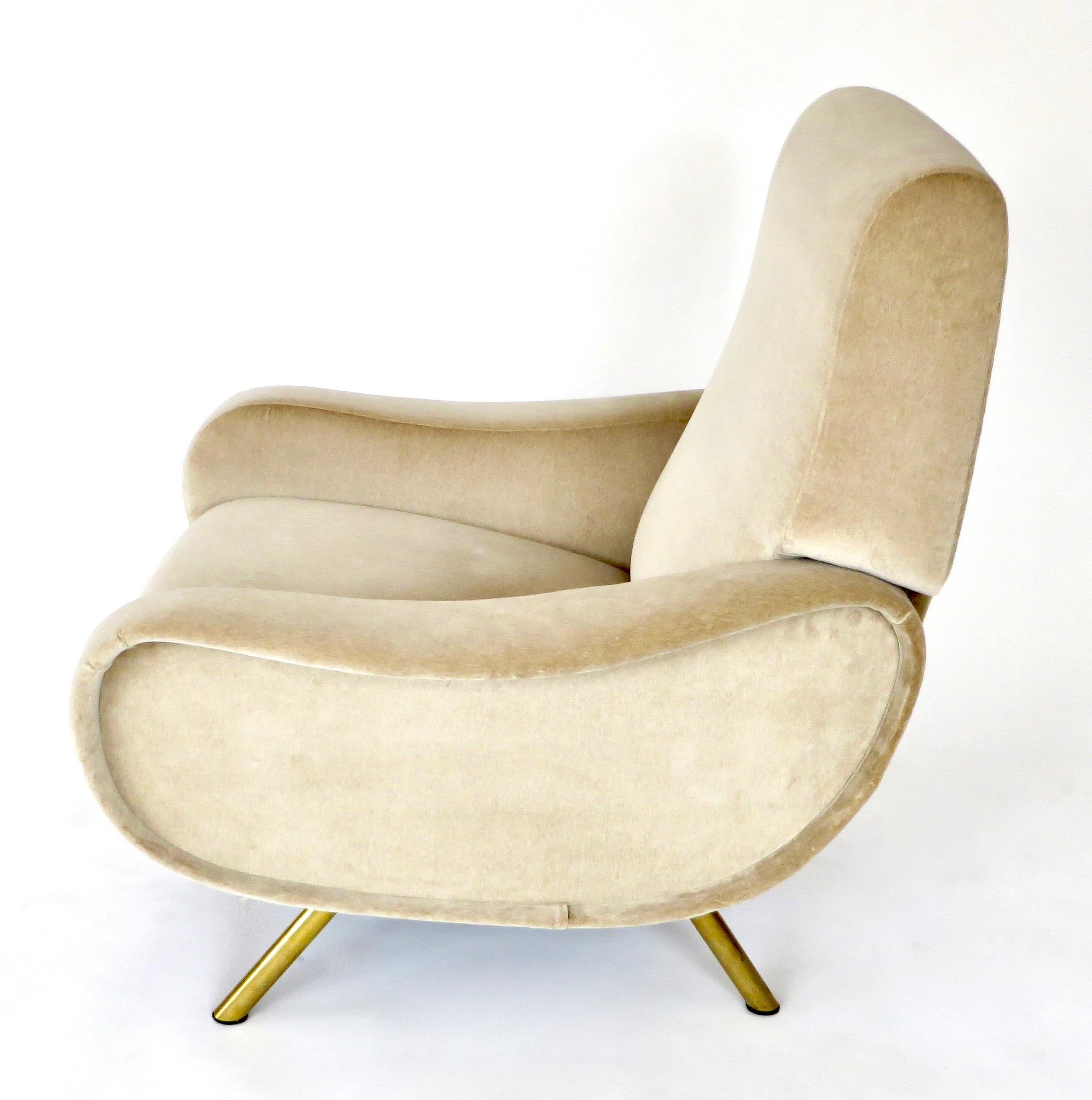 The lady chair was designed by Marco Zanuso for Arflex in 1951. It won the award Medaglia d’oro or Gold Medal at the Milan IX Triennale in 1951. Newly restored and reupholstered in Roma cream velvet. Arflex label. Original brass legs.

Reference: