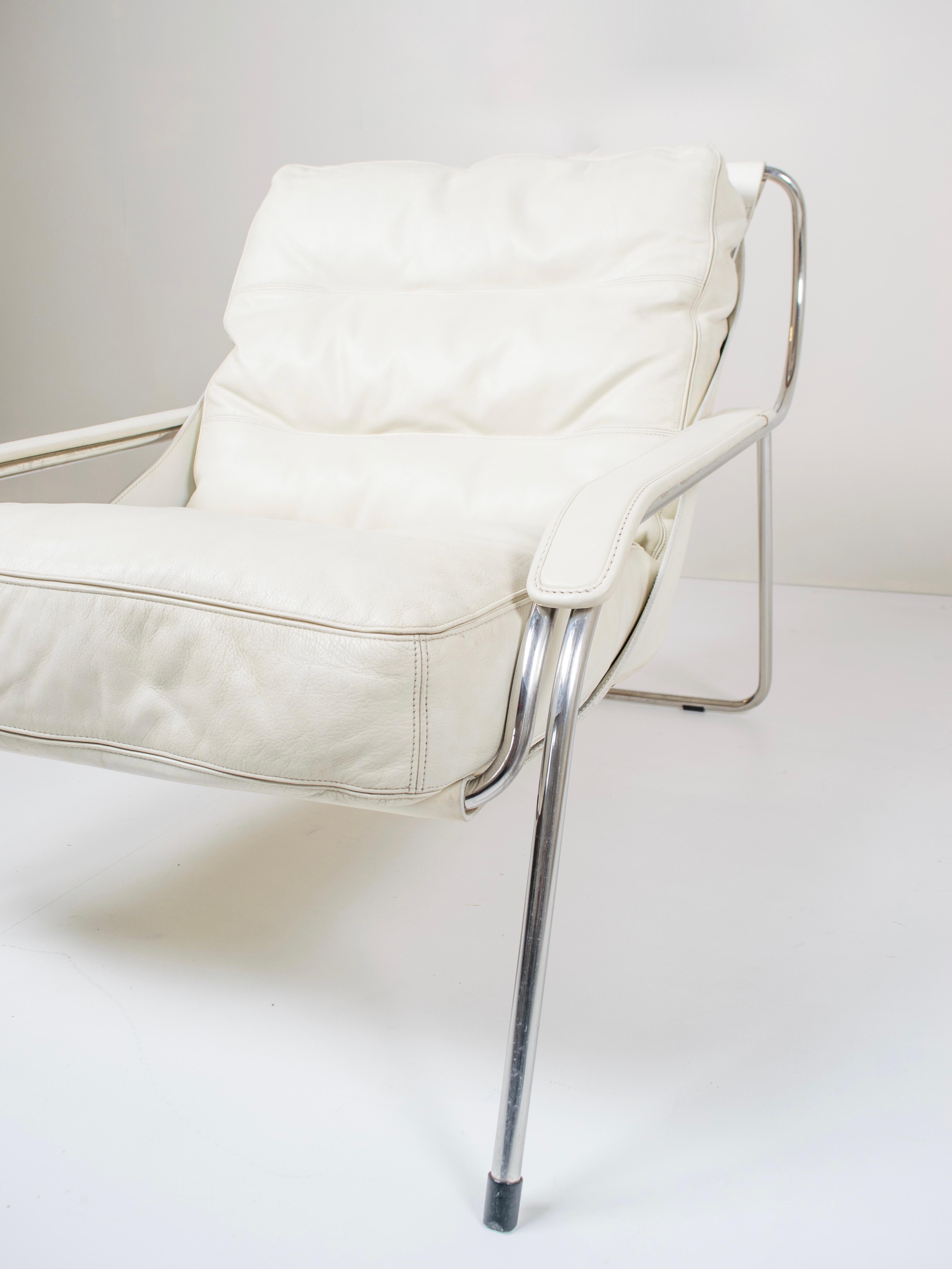 Pair of Marco Zanuso Maggiolina White Leather Chairs by Zanotta, Italy, 1947 4