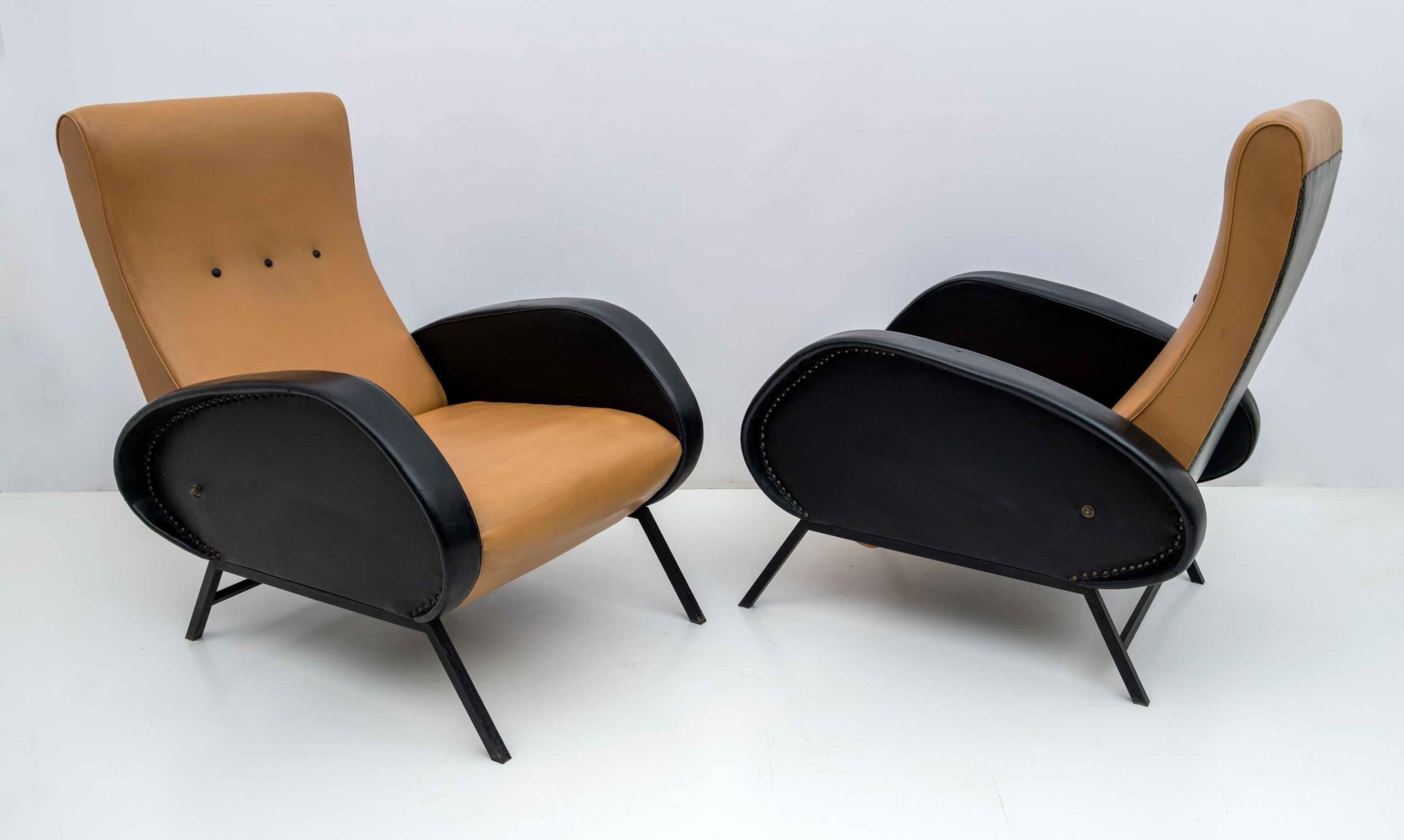 Pair of reclining armchairs designed by Marco Zanuso in the 1950s. The armchairs have their original eco-leather upholstery, as shown in the photos. The upholstery is worn. A new upholstery is recommended. The reclining chair measures 150 cm.