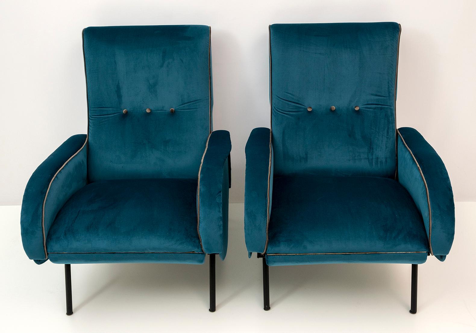 Pair of reclining armchairs designed by Marco Zanuso in the 1950s, the armchairs have been restored and upholstered in avio blue velvet with a gray mouse tail finish.

The elongated armchair measures 148 cm.