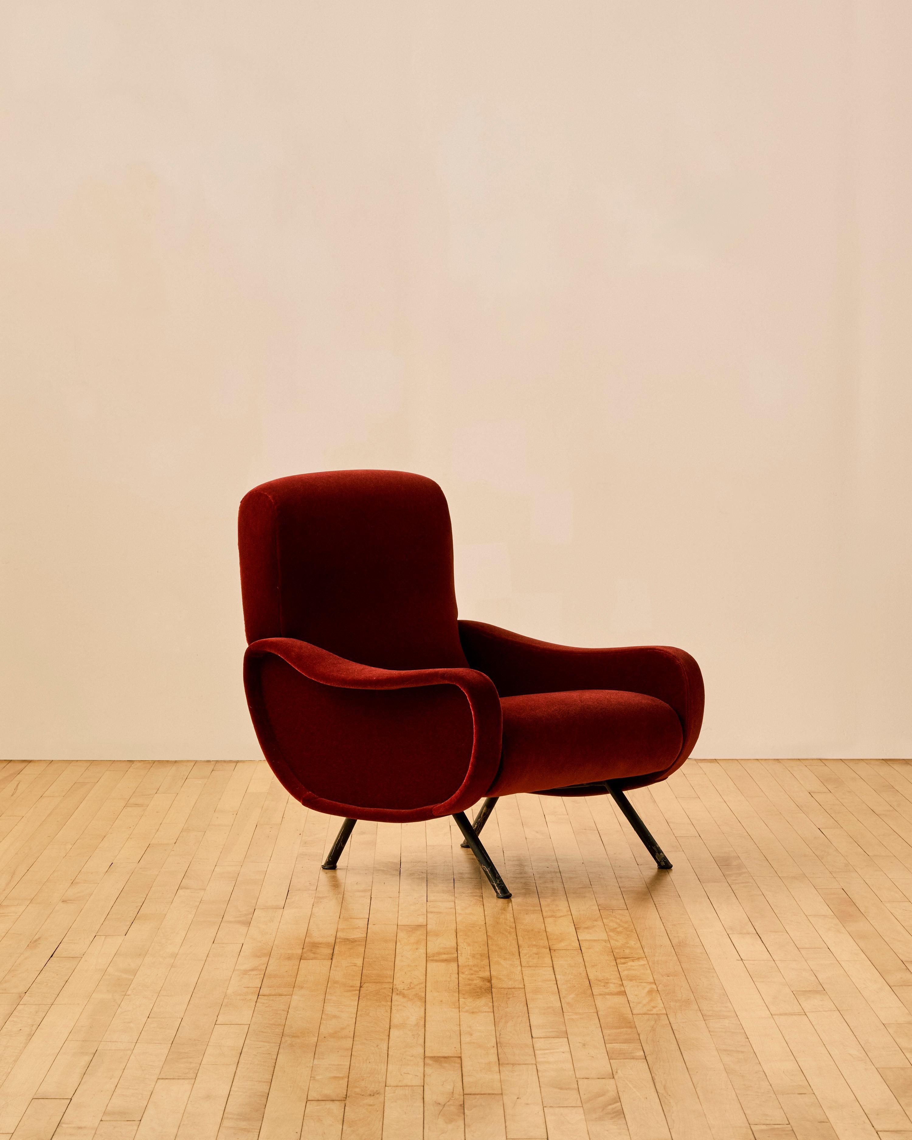 Pareja de sillones de señora Marco Zanuso retapizados en mohair rojo Dedar Milano y patas de metal para Arflex. Este diseño ganó la medalla de oro en la IX Trienal de Milán de 1951. 