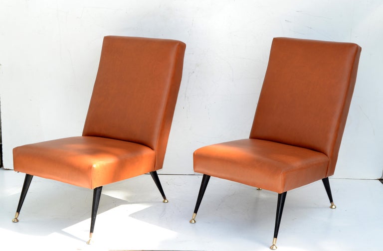 Polished Pair of Marco Zanuso Brown Leather & Brass Slipper Chairs by Arflex Italy 1955 For Sale
