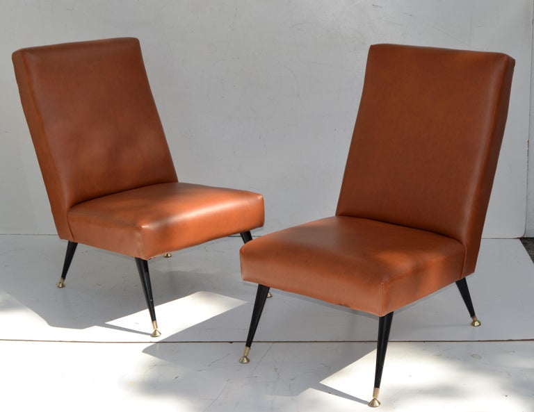Pair of Marco Zanuso Brown Leather & Brass Slipper Chairs by Arflex Italy 1955 In Good Condition For Sale In Miami, FL