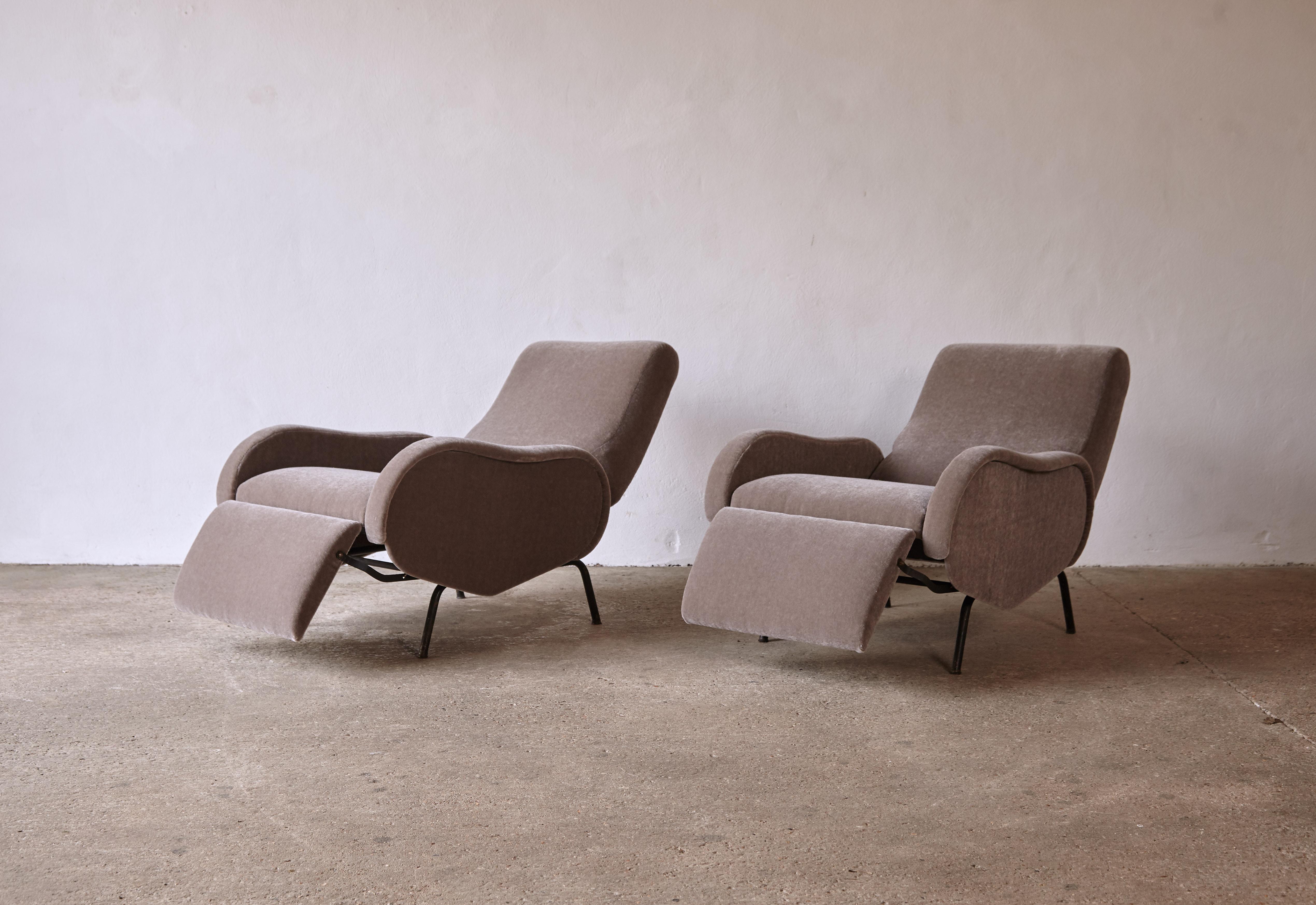 Pair of Marco Zanuso Style Reclining Lady Chairs in 100% Mohair, Italy, 1960s 7