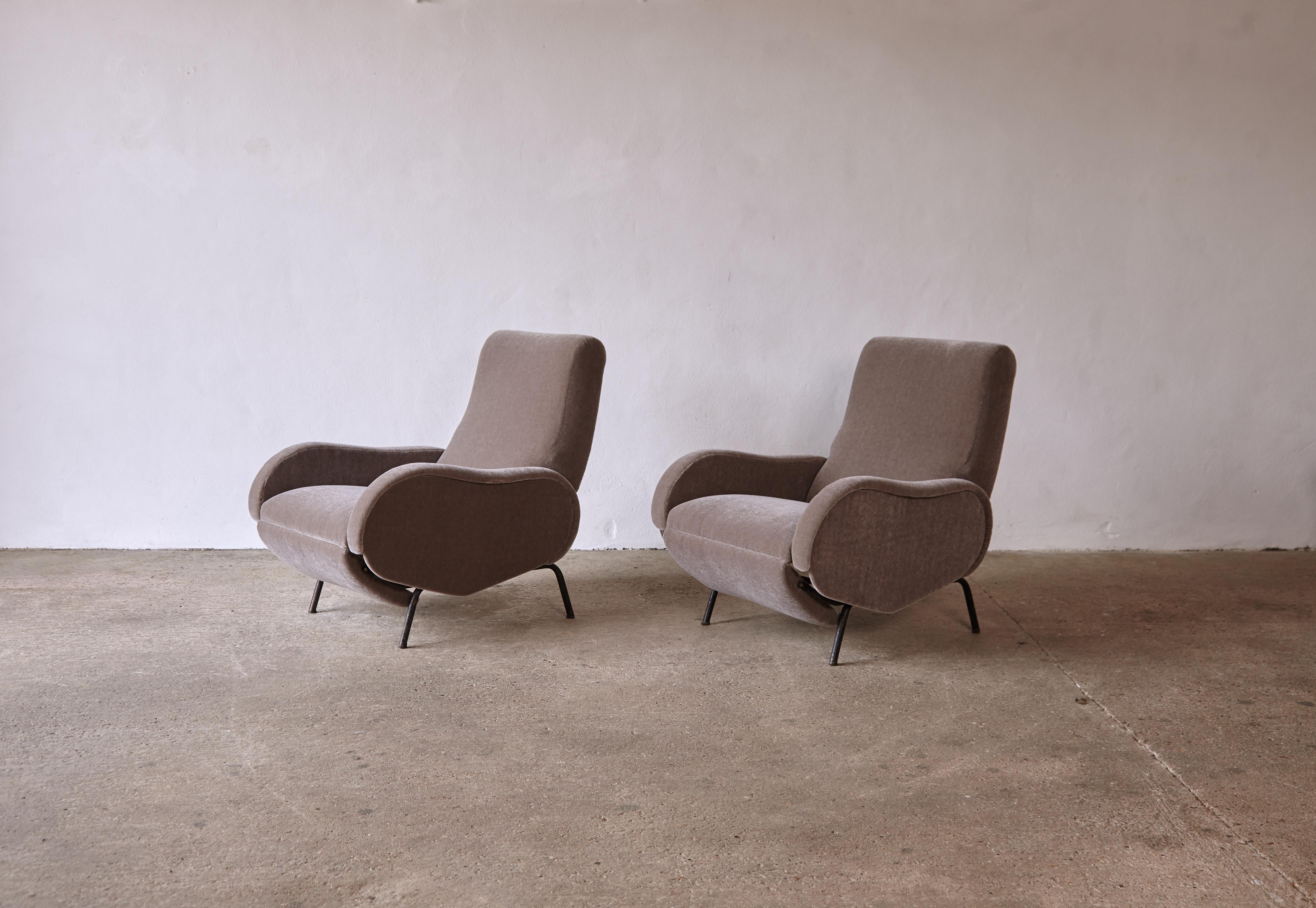 Pair of Marco Zanuso Style Reclining Lady Chairs in 100% Mohair, Italy, 1960s In Good Condition In London, GB