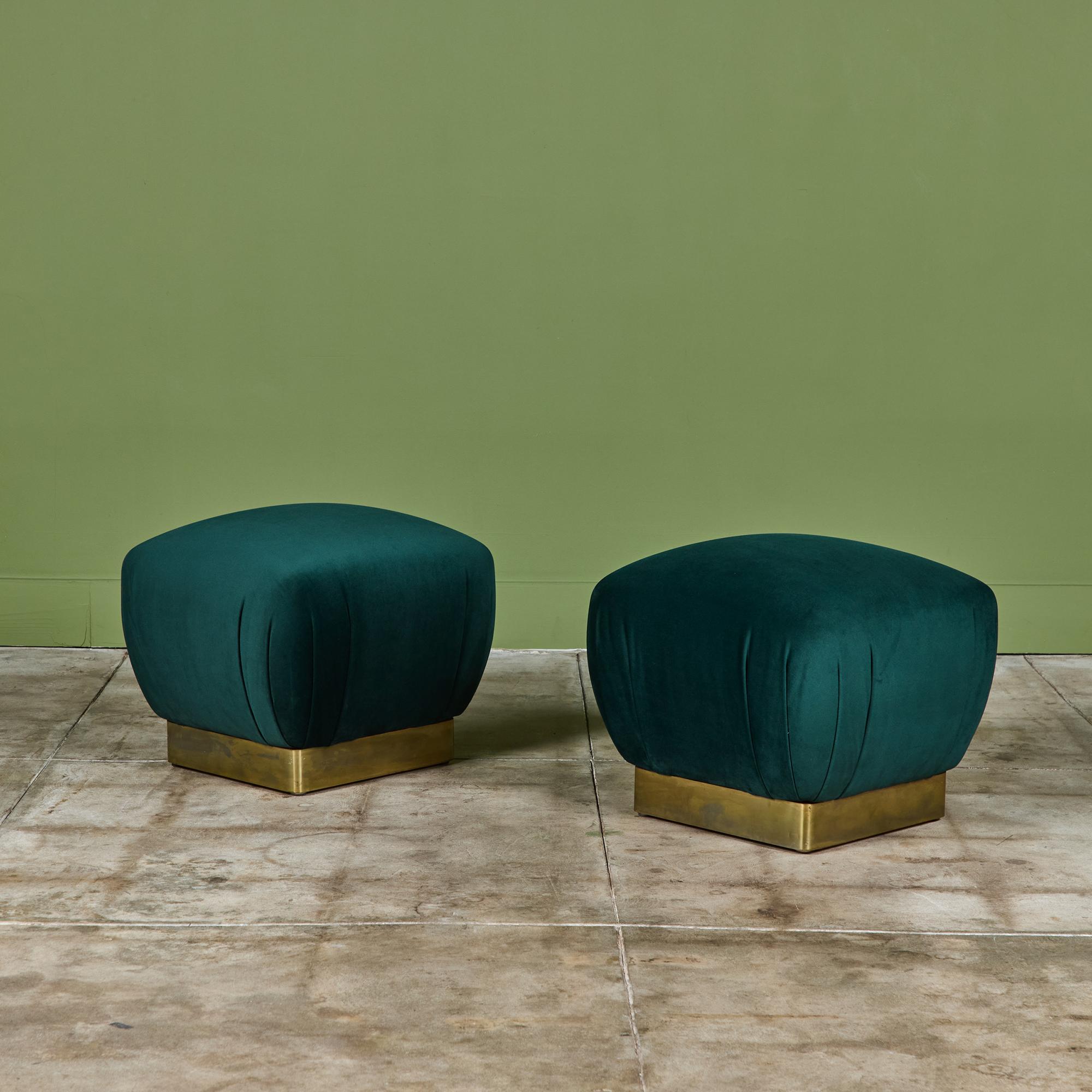 Paire de poufs en velours vert de Marge Carson, c.1970, USA. L'ottoman carré présente des courbes douces et est recouvert d'un riche velours vert émeraude. Le pouf est soutenu par un socle en laiton.

Dimensions
20