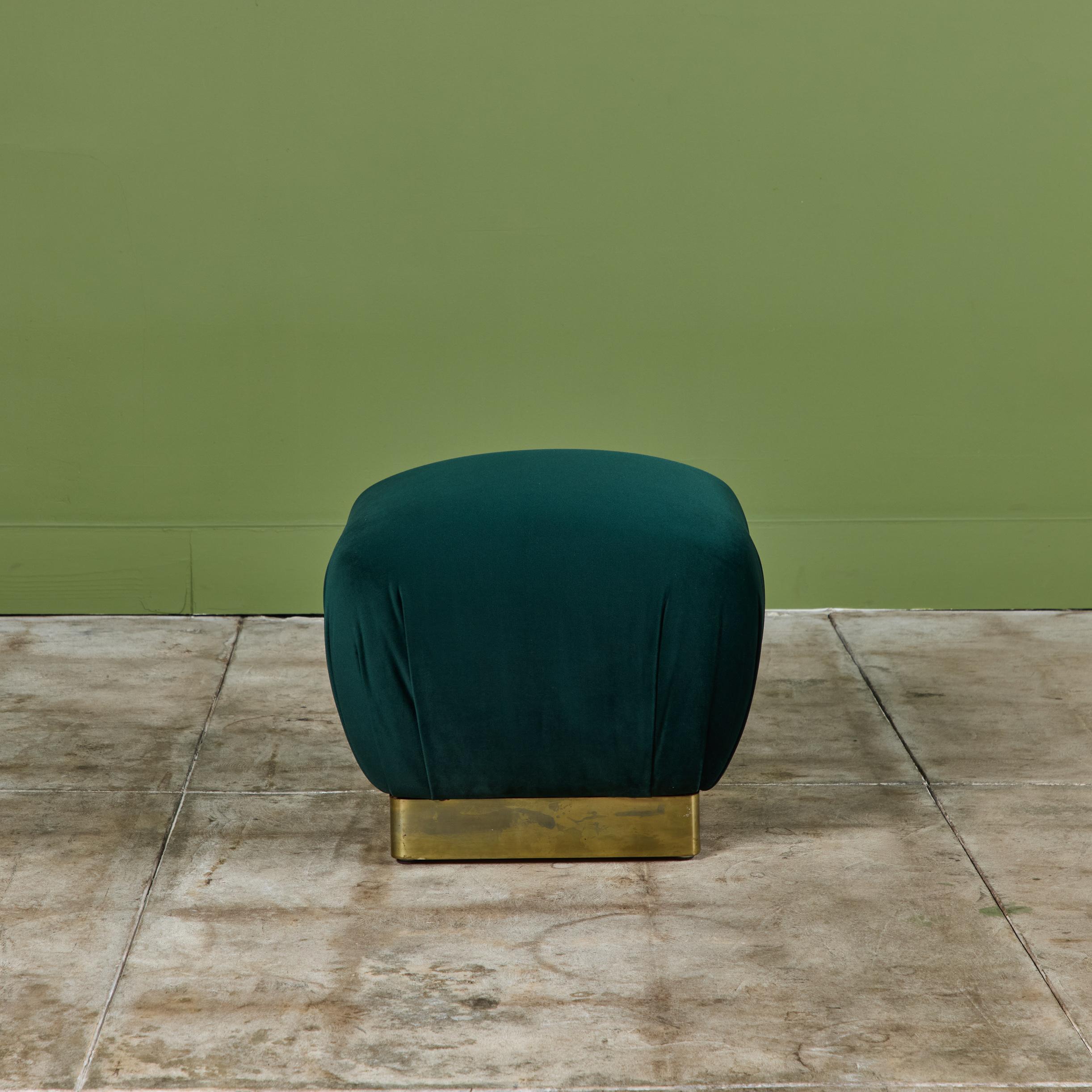 Laiton Paire de poufs Marge Carson en velours vert en vente