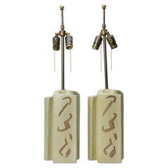 Coppia di lampade da tavolo in ceramica astratta dipinte a mano di colore beige di Marianna von Allesch