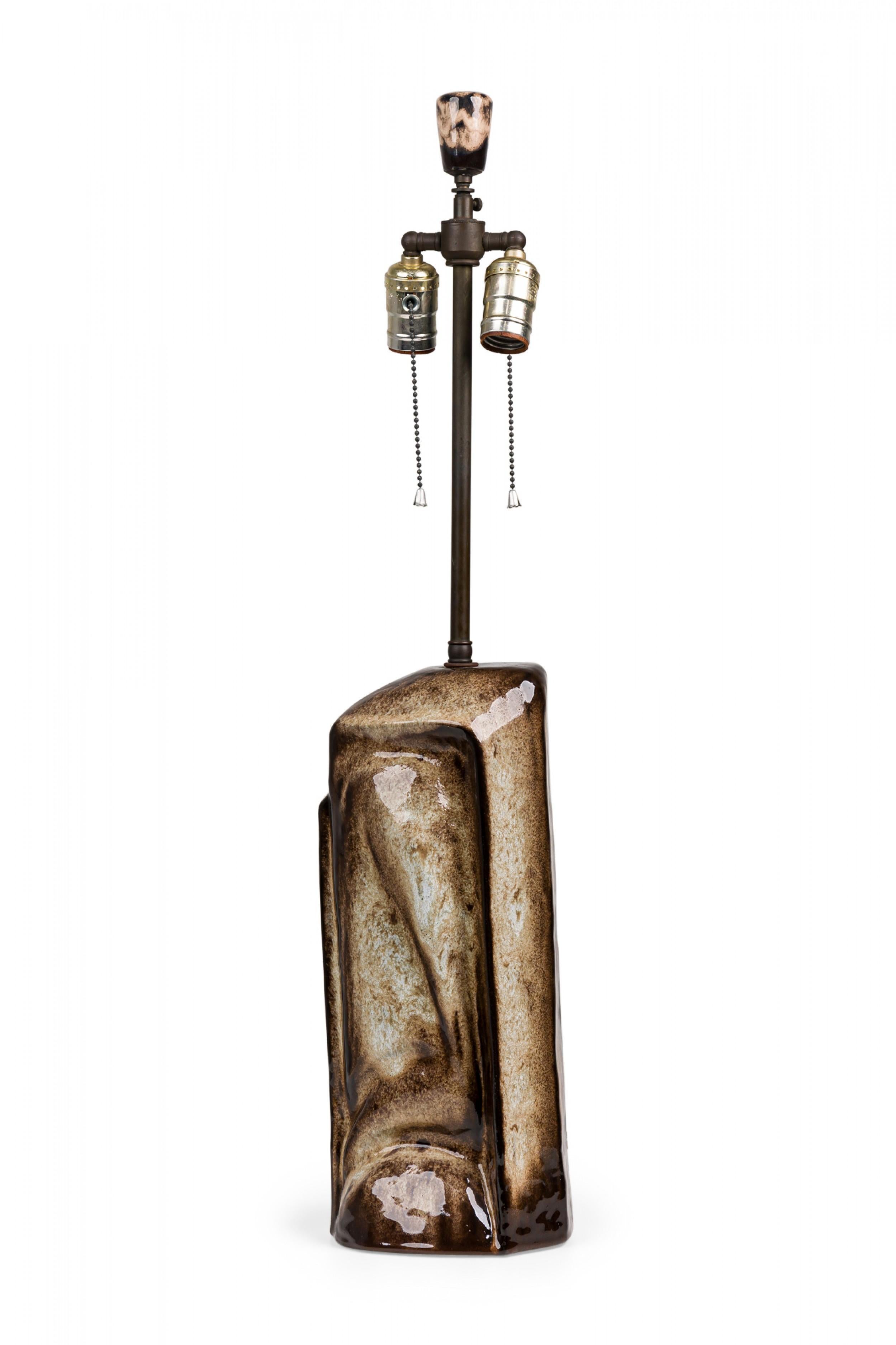 PAIRE de lampes de table allemandes du milieu du siècle en céramique de forme organique abstraite avec des prises d'interrupteur en laiton prolongées (l'une avec des tirettes perlées et de nouvelles prises) et des épis de faîtage effilés en