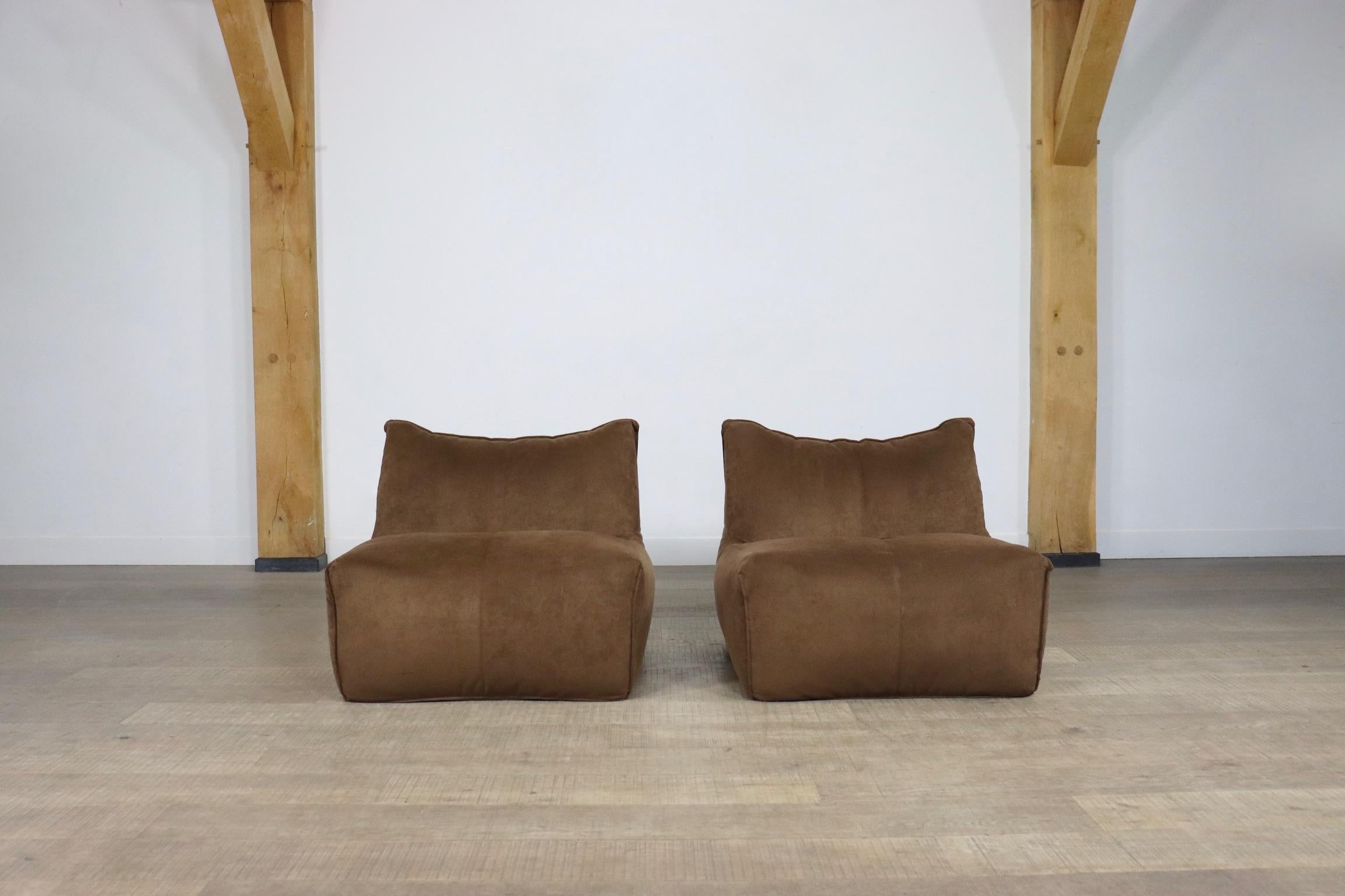 Stunning pair of “Le Bambole” armchairs designed by Mario Bellini for B & B Italia in the 1980s. The stunning original brown suede upholstery is Besides the outstanding comfort these armchairs are famous for its iconic looks. 

Mario Bellini
