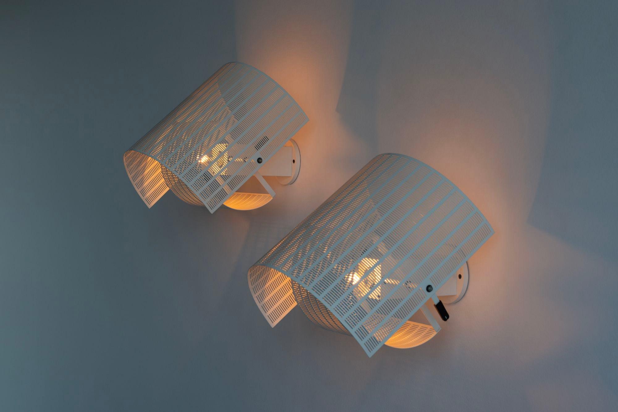 Pareja de apliques Mario Botta para Artemide Shogun Blanco, 1986
Diseñado con aberturas perforadas para una iluminación espectacular. Asa lateral para ajustar la sombra.
Origen: Italia, 1986
Materiales: Acero esmaltado, aluminio
Dimensiones: 11ʺ AL