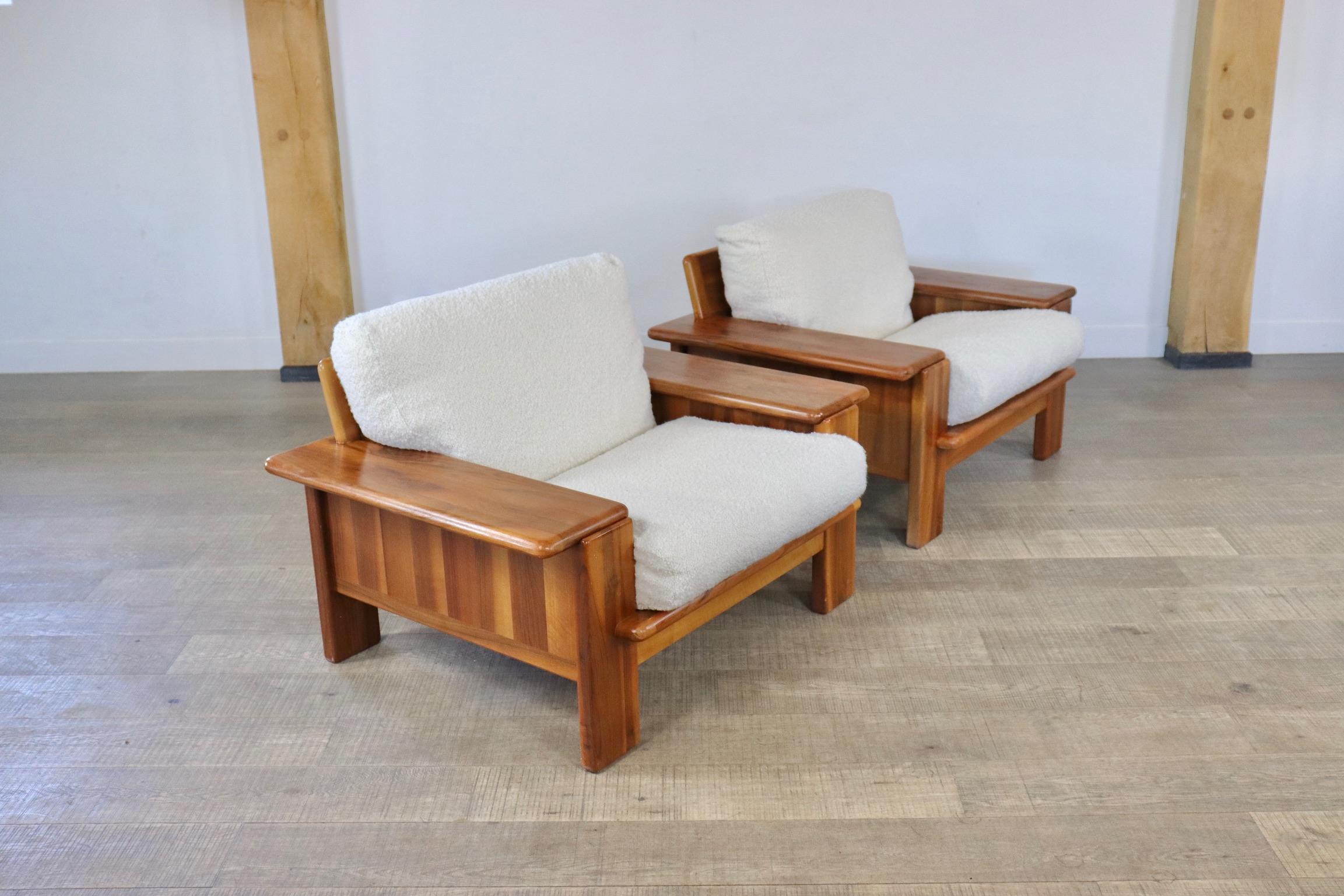 Pair of Mario Marenco Lounge chairs in bouclé for Mobilgirgi, 1970s In Good Condition In ABCOUDE, UT
